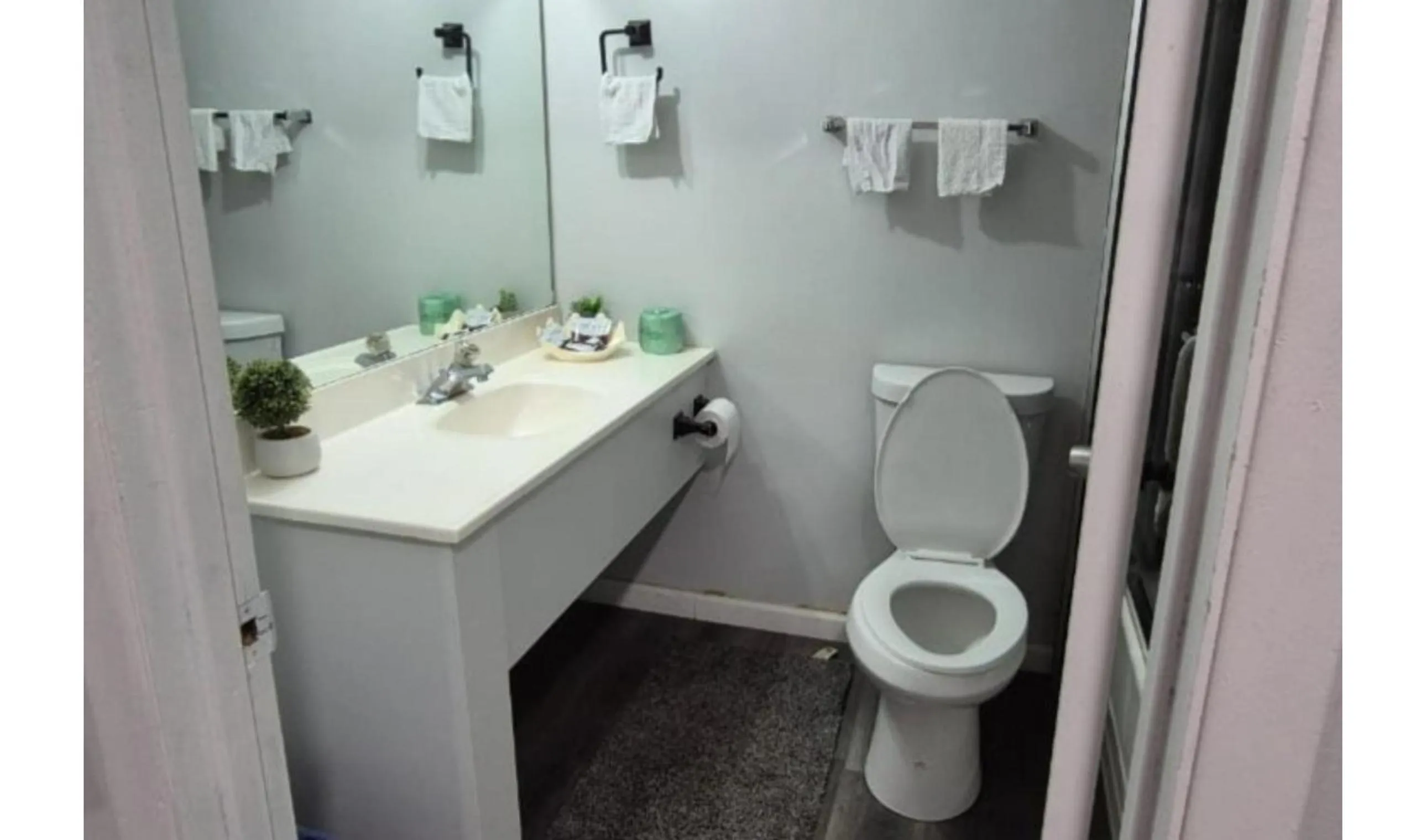 Bathroom in Des Plaines Motel By OYO O'Hare Airport Chicago