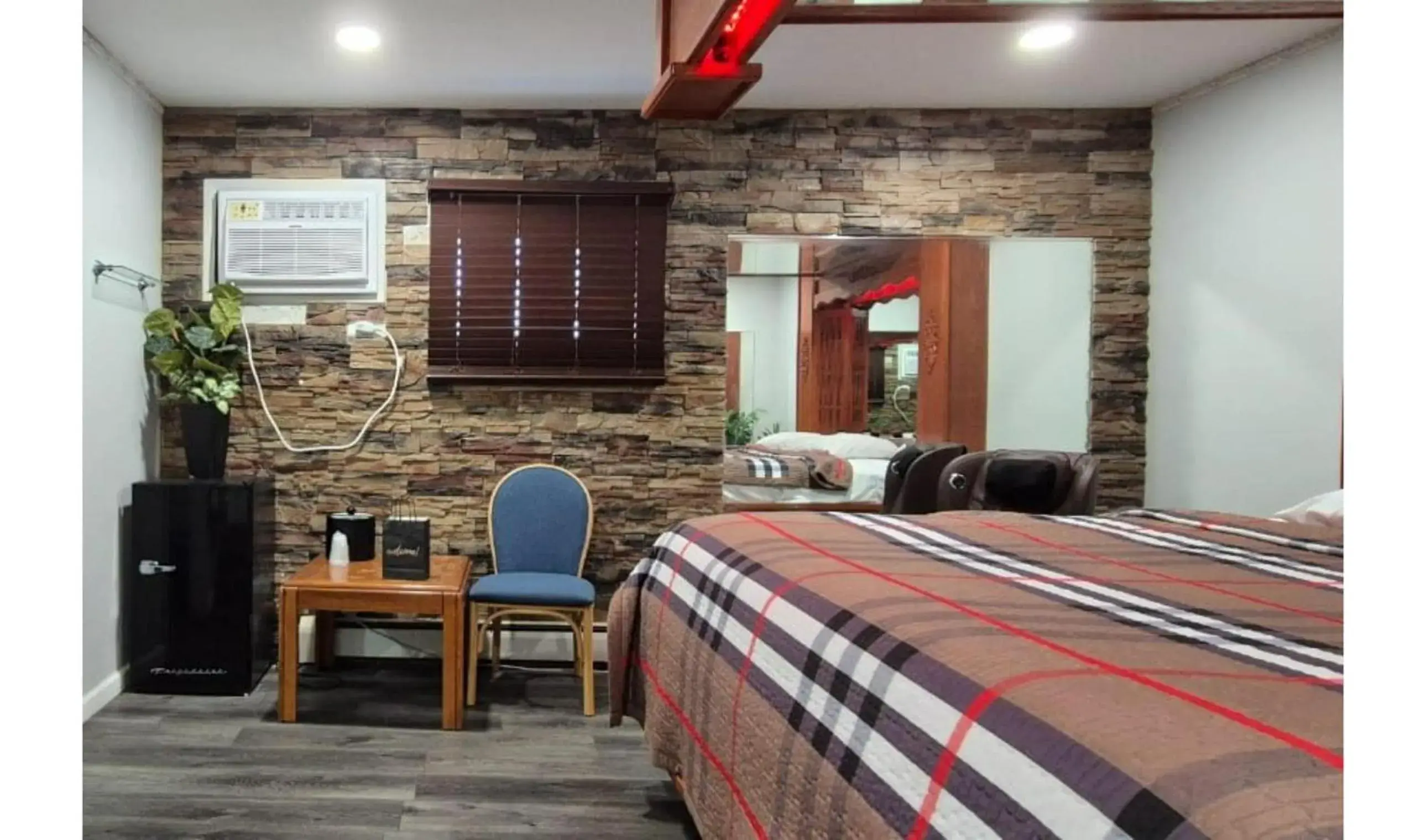 King Bed Non-Smoking with Jetted Tub in Des Plaines Motel By OYO O'Hare Airport Chicago King Bed Non-Smoking with Jetted Tub in Des Plaines Motel By OYO O'Hare Airport Chicago