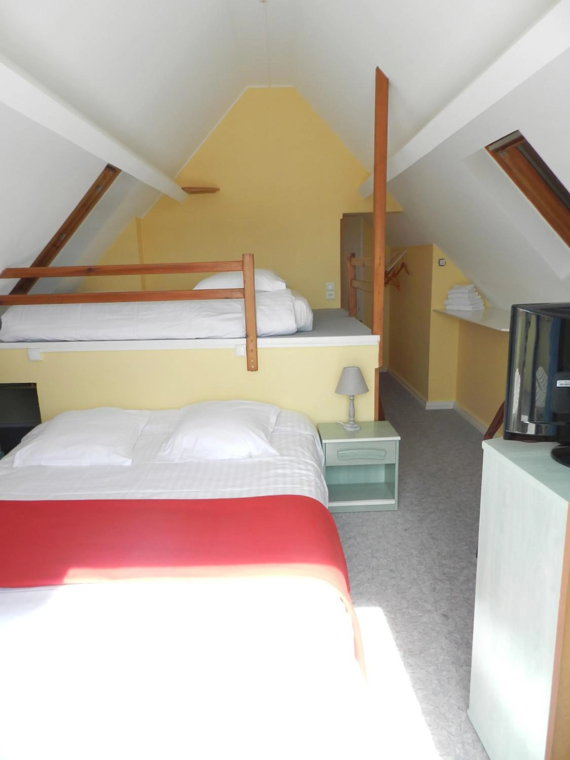 Family Room with Side Sea View (2 Adults + 2 Children) in Hôtel Le Vivier WISSANT - Vue Mer - Côte d'Opale - Baie de Wissant - 2CAPS