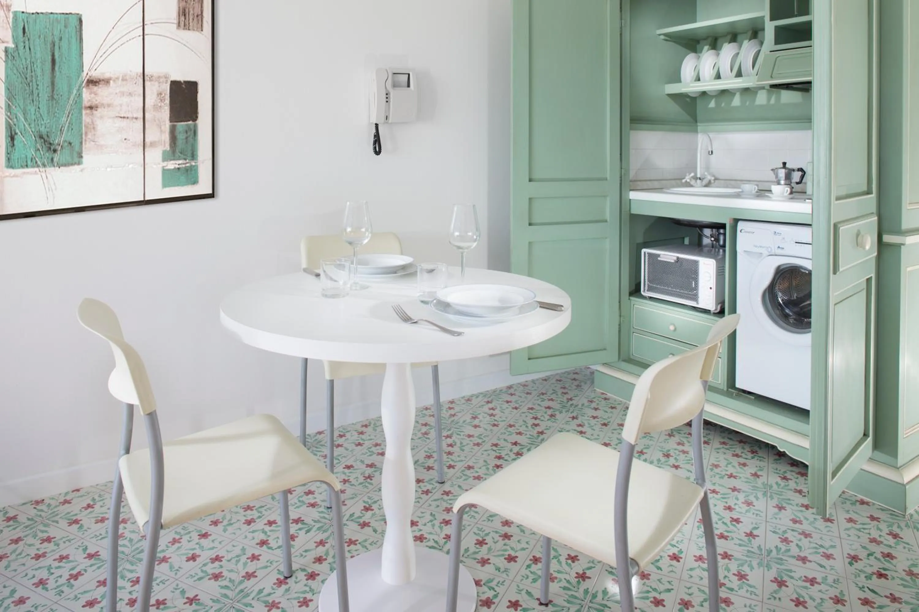 Dining area in Portoverde Beach Apartments
