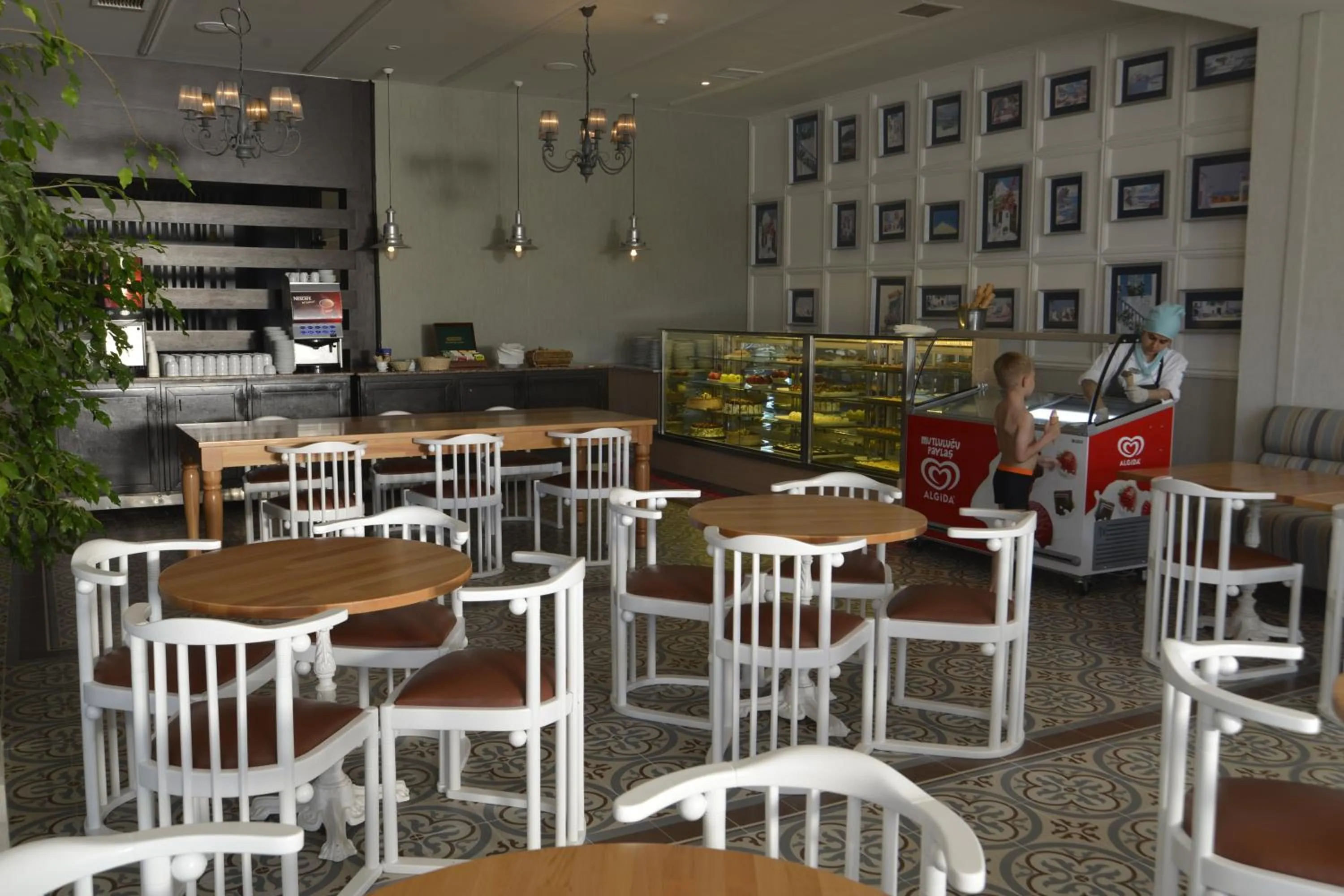 Restaurant/places to eat in Turquoise Hotel