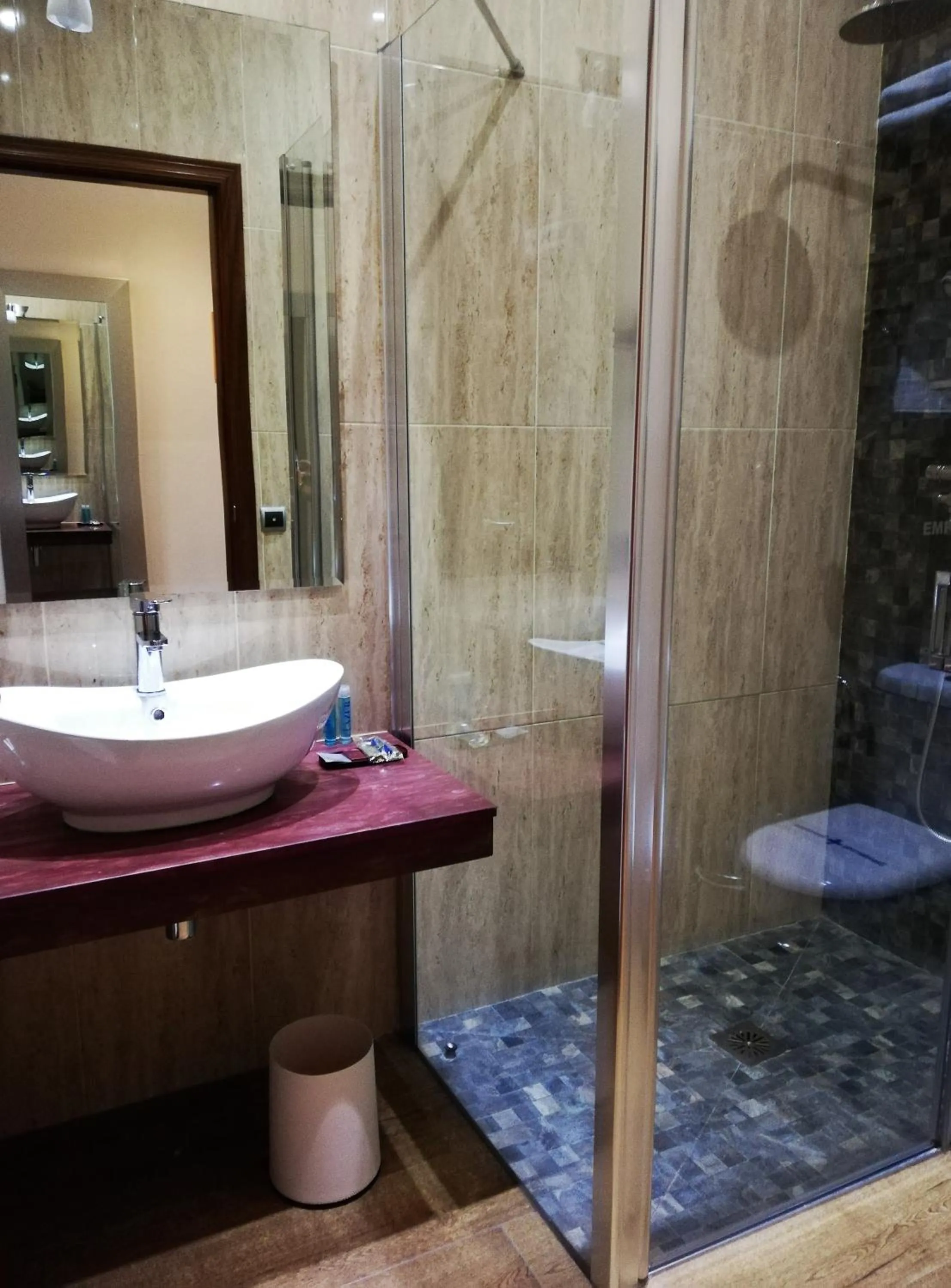 Shower in Hotel LB Lebrija by MA 22 Puntos