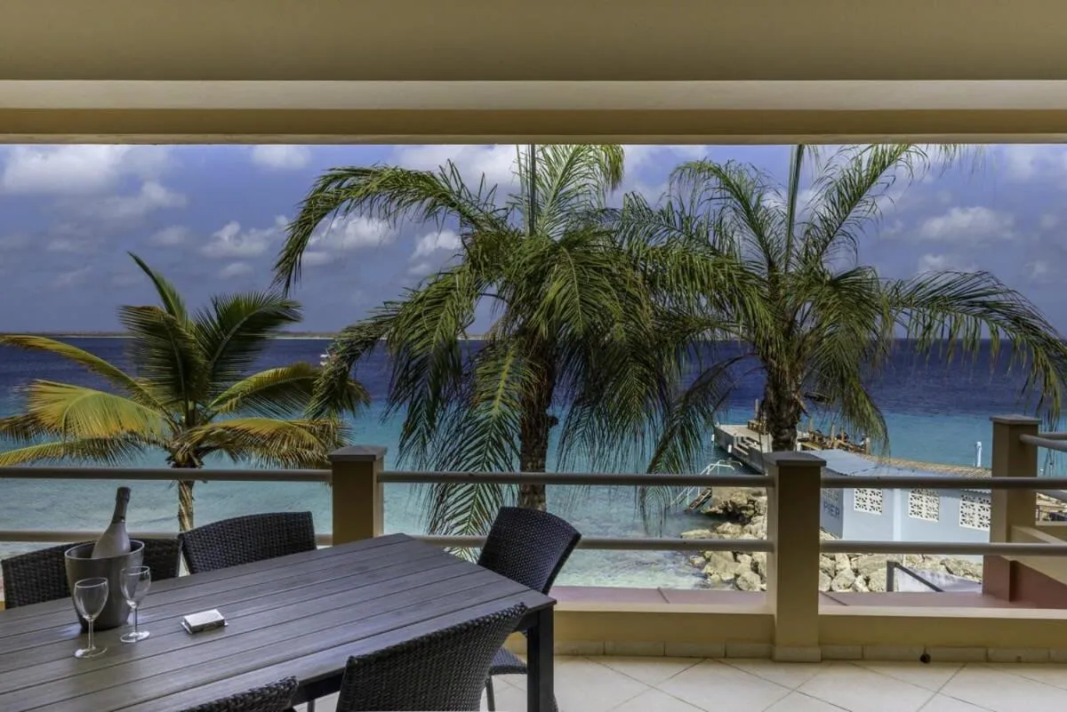Oceanfront Apartment Yellow Tail Snapper at Den Laman