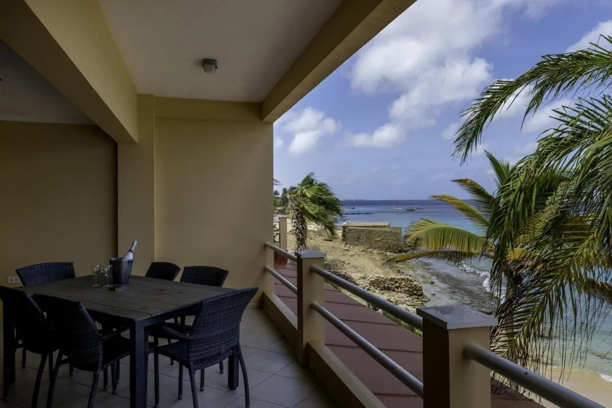 Oceanfront Apartment Yellow Tail Snapper at Den Laman
