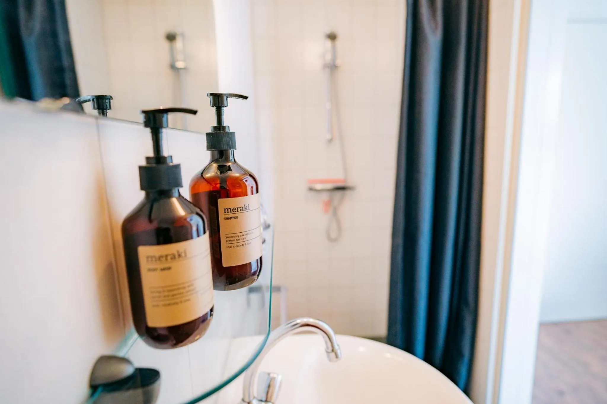 Shower in B&B de Luwte Cottage