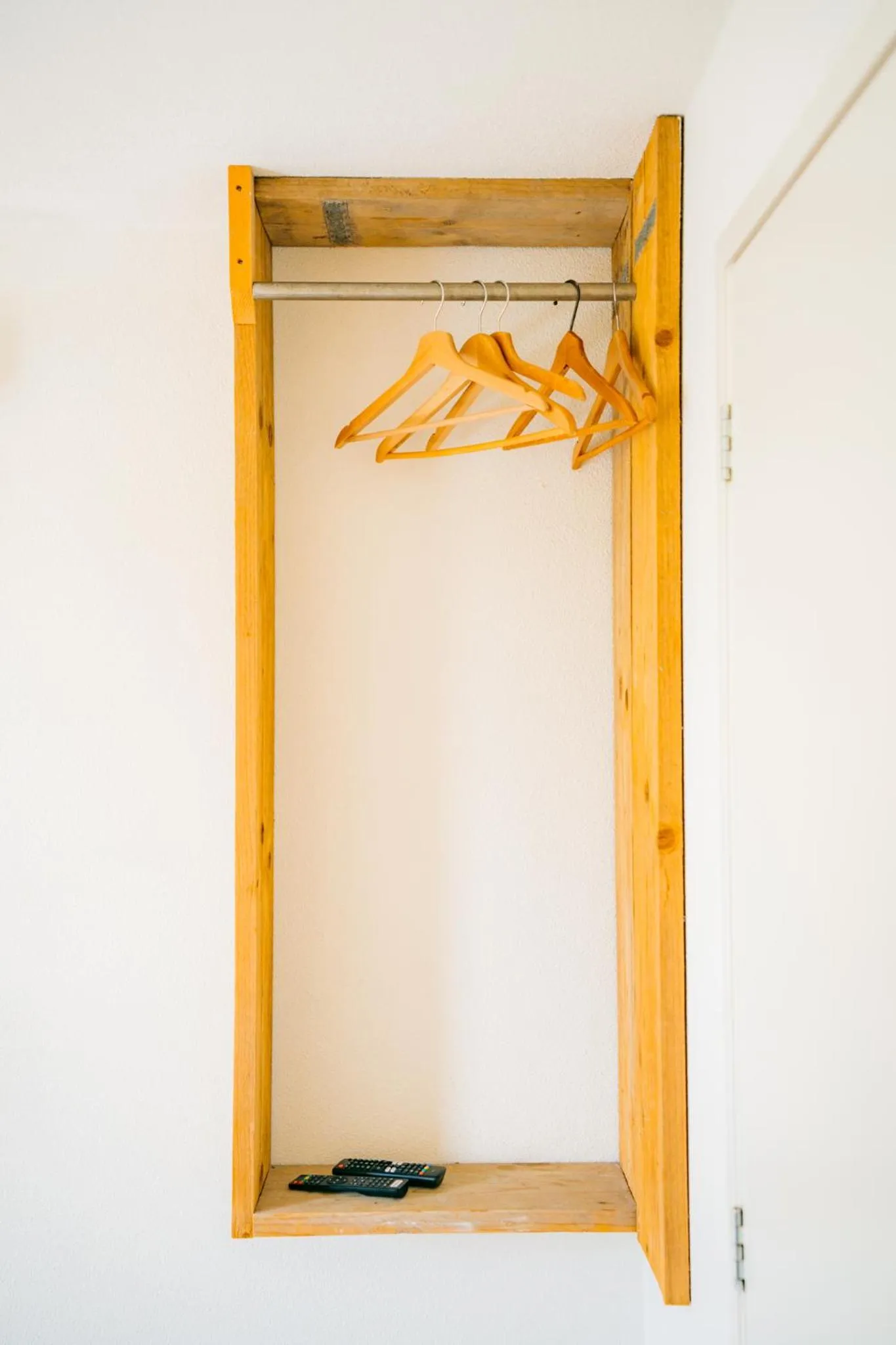 wardrobe in B&B de Luwte Cottage