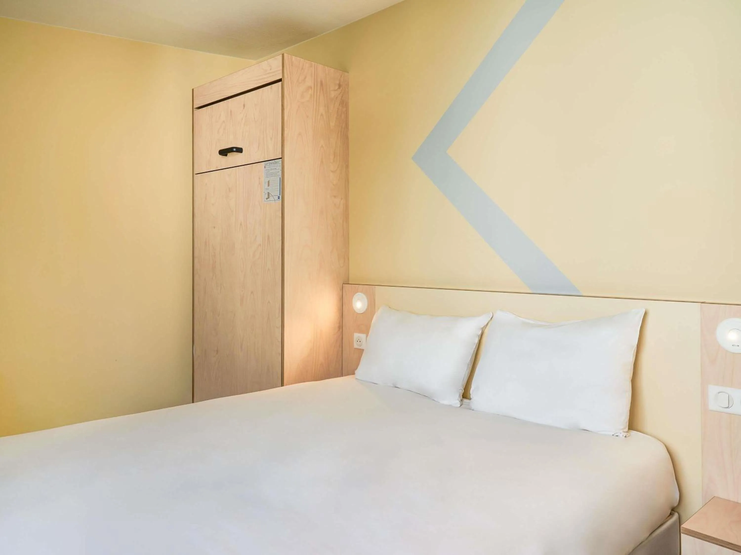 Bedroom, Bed in ibis budget Saint-Maurice