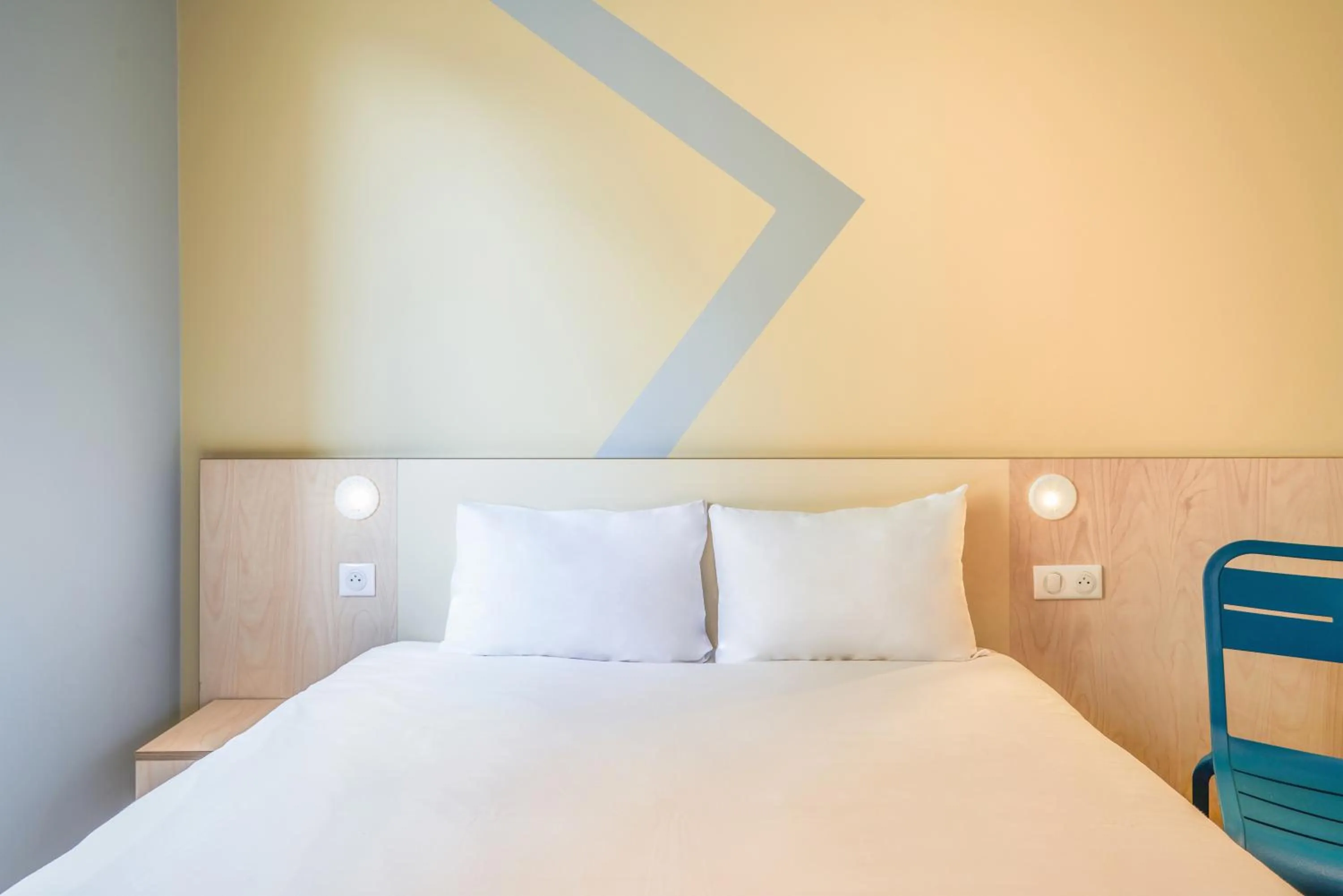 Bedroom, Bed in ibis budget Saint-Maurice