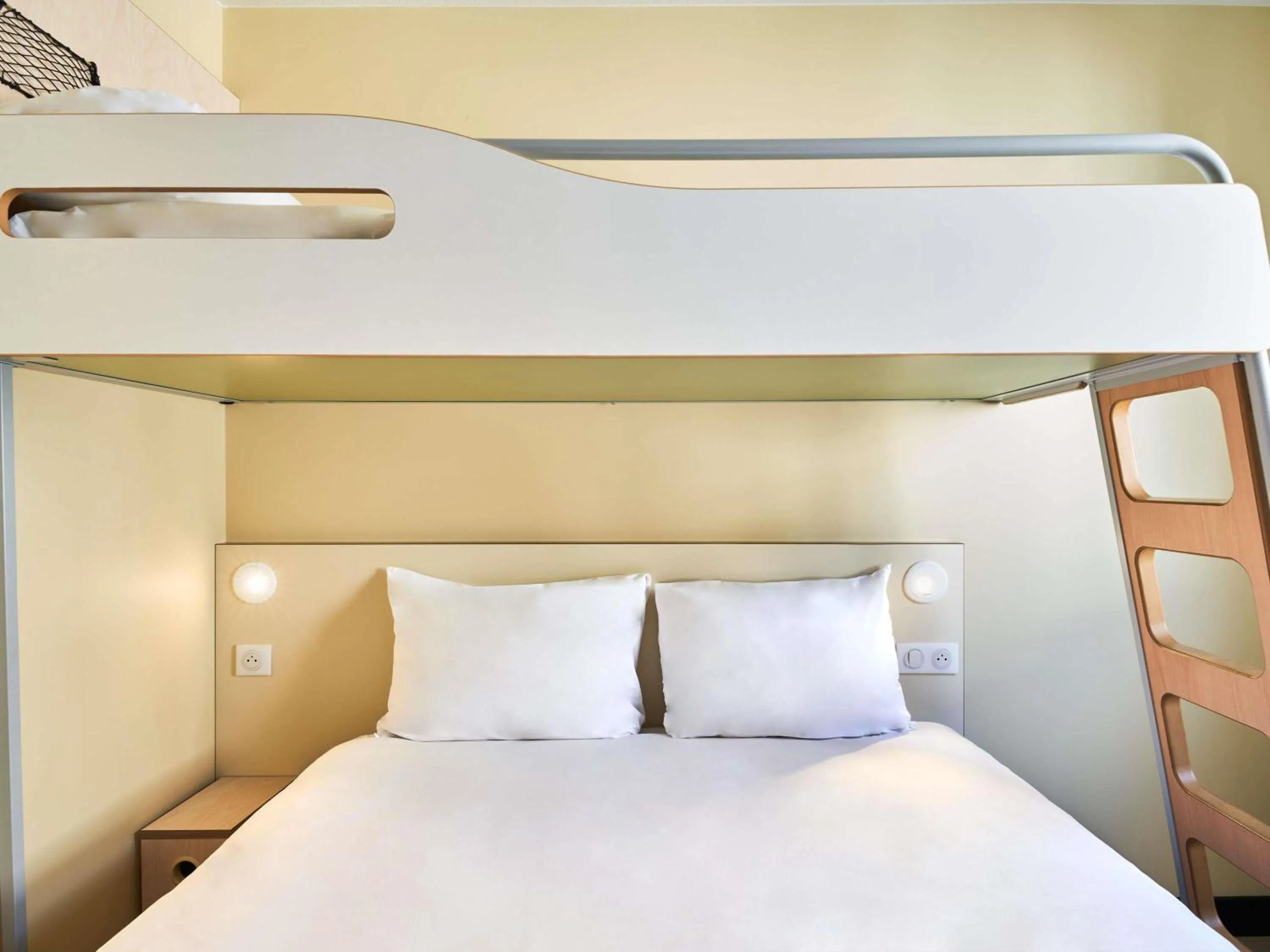 Bedroom, Bed in ibis budget Saint-Maurice