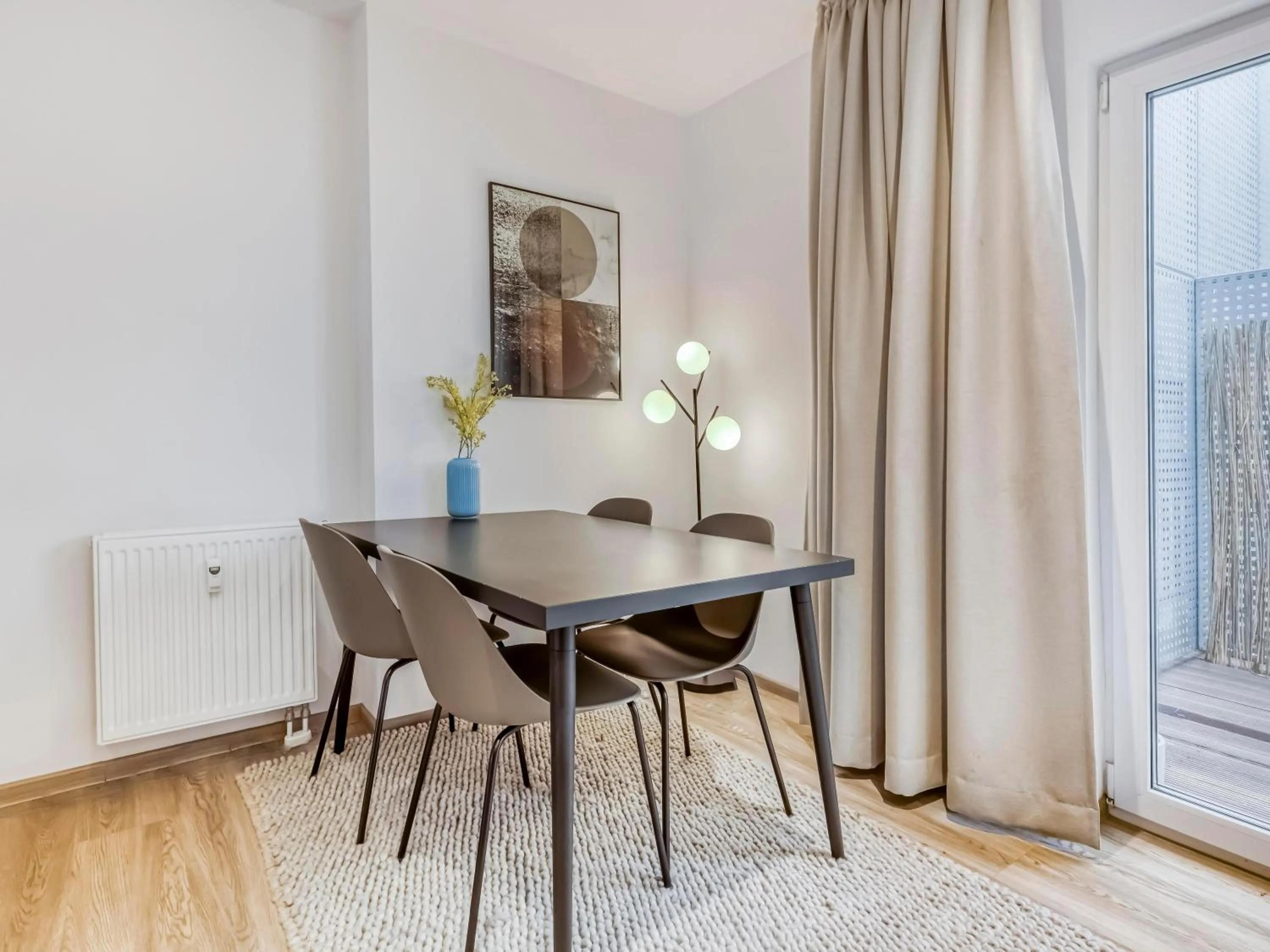 Dining area in Limehome Essen Kibbelstraße