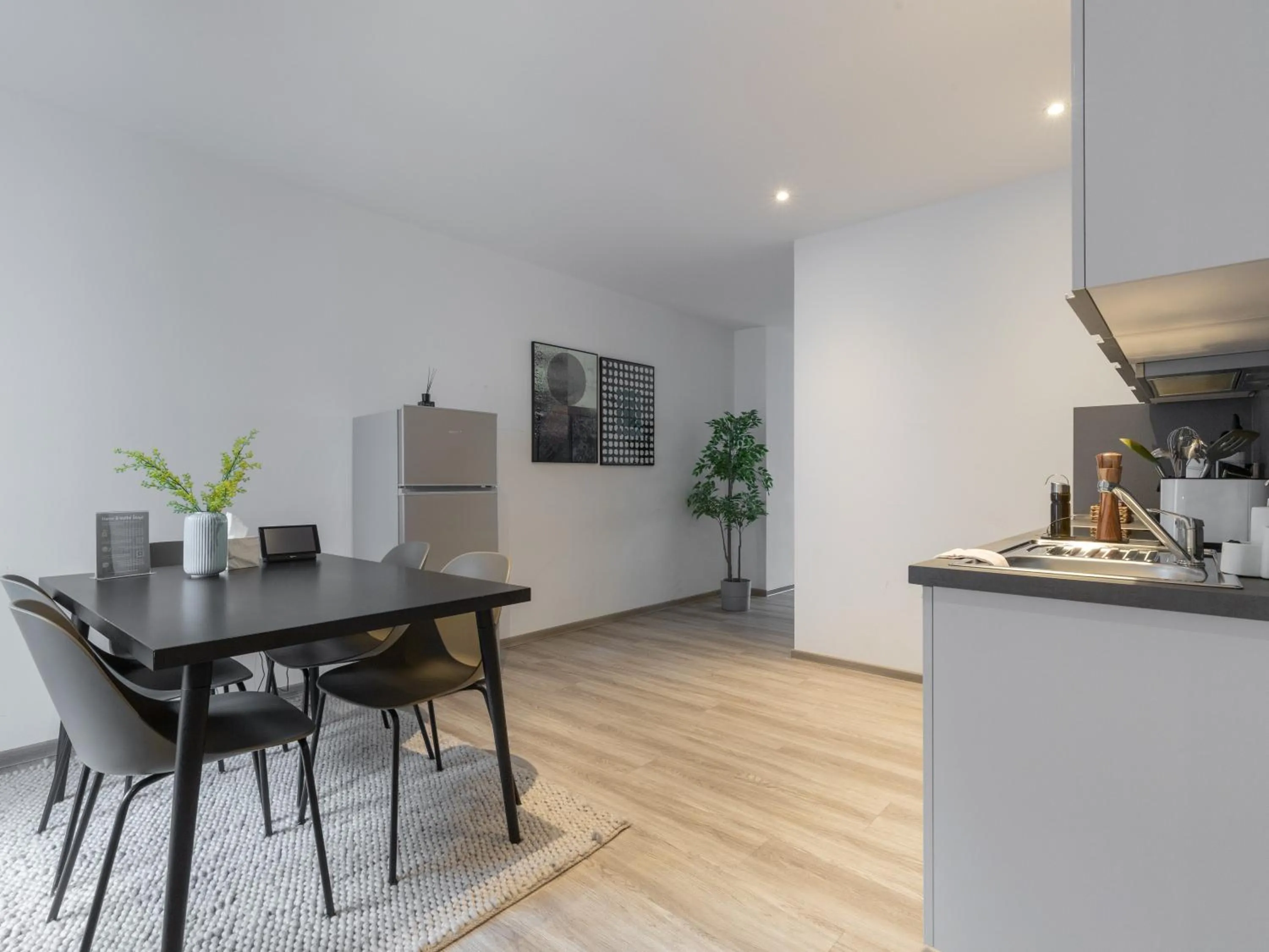 Dining area in Limehome Essen Kibbelstraße