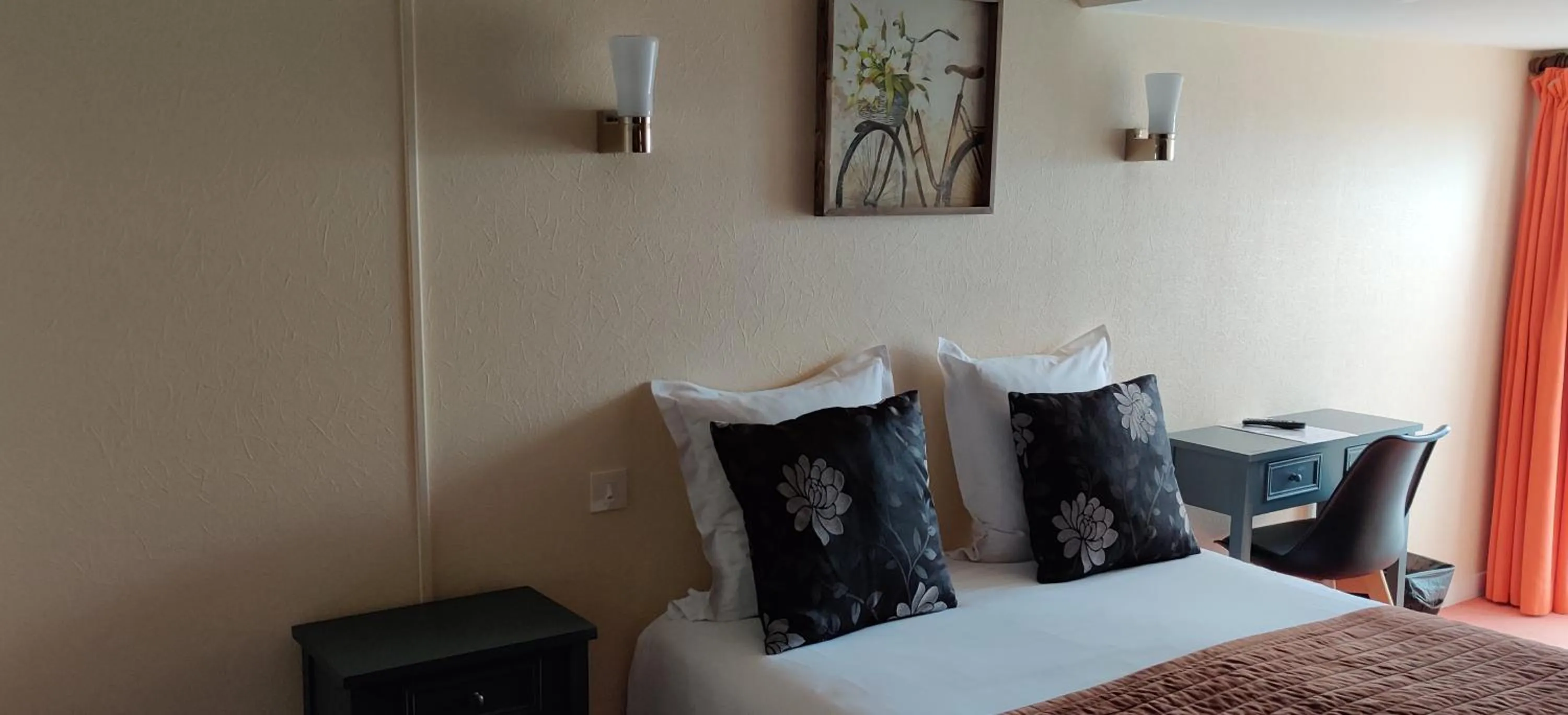 Bed in Hotel Du Tertre