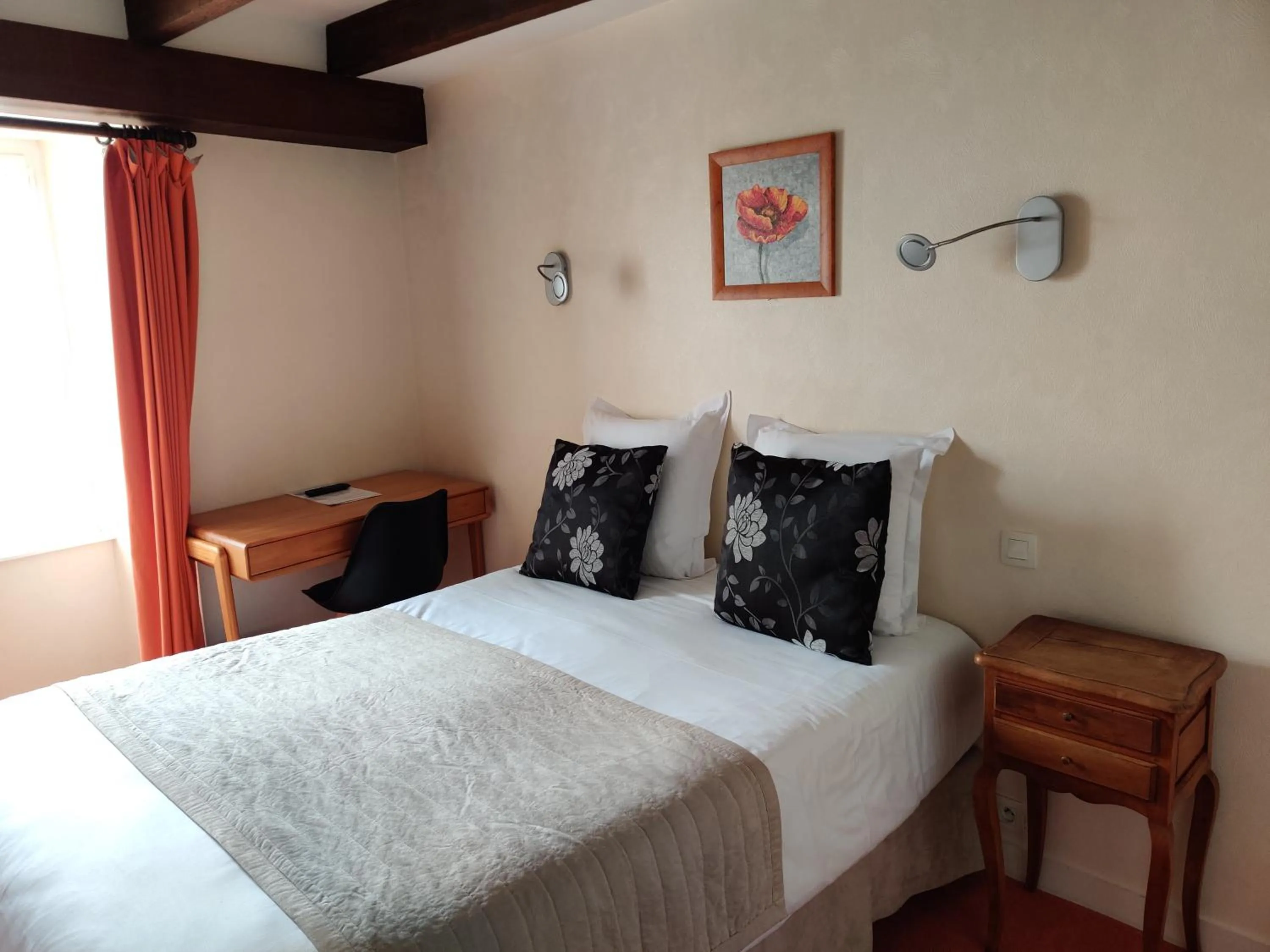 Bed in Hotel Du Tertre