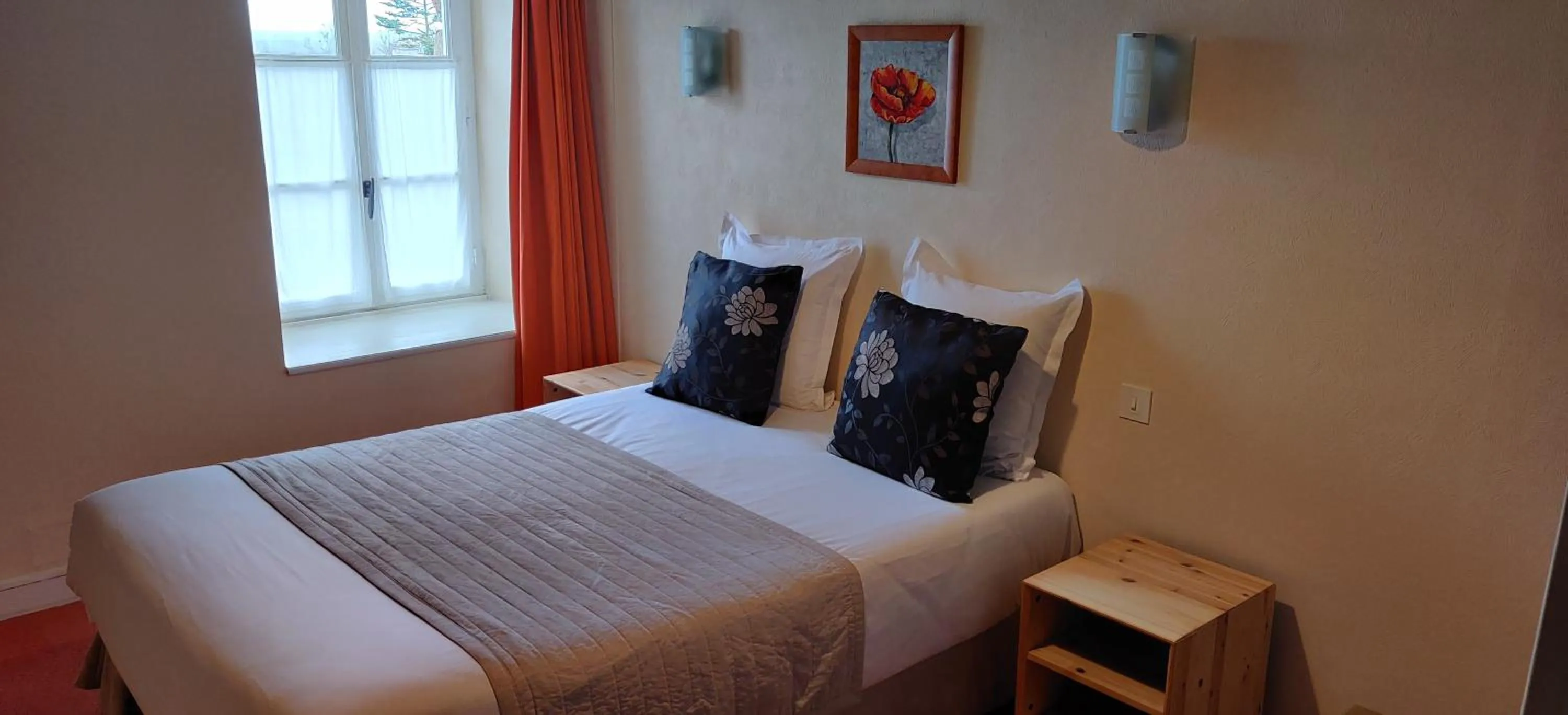 Bed in Hotel Du Tertre