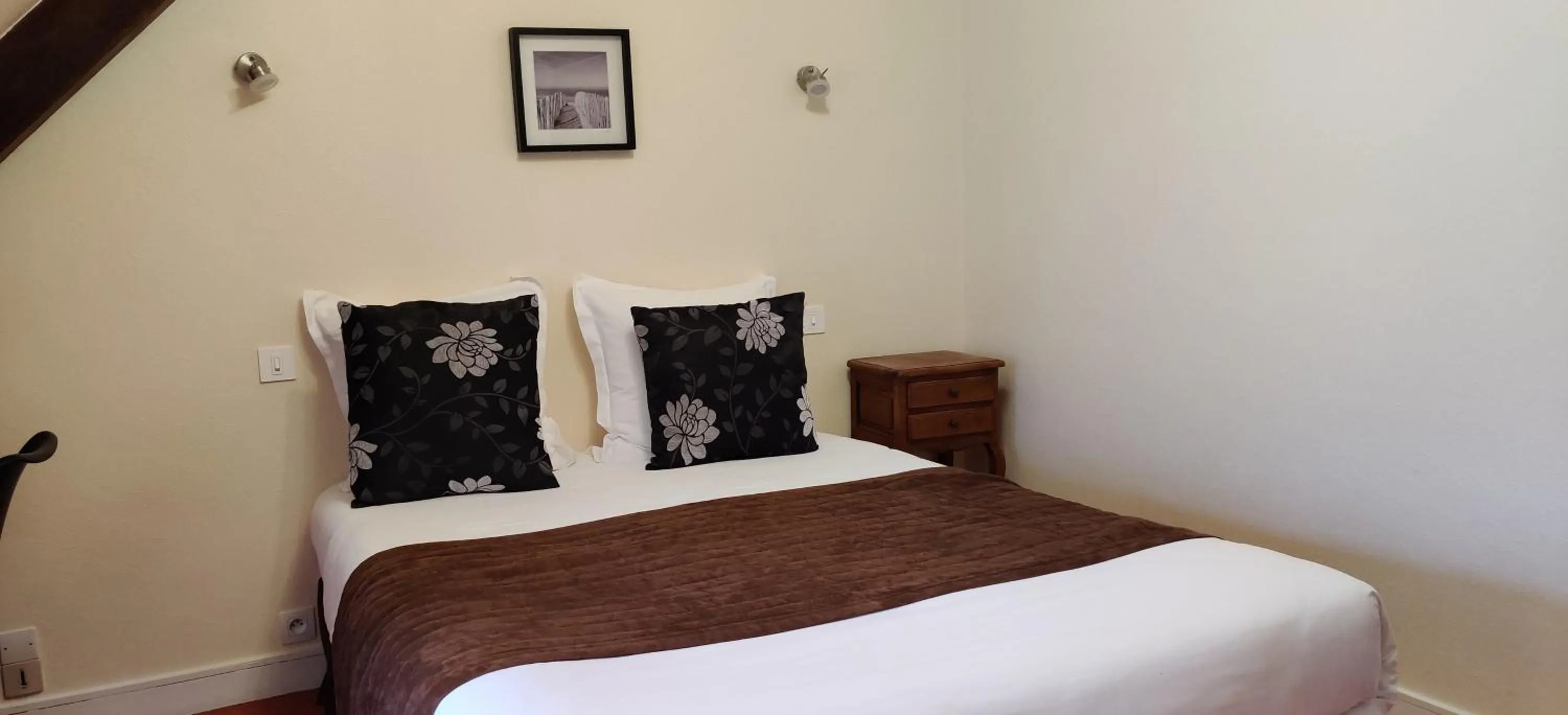 Bed in Hotel Du Tertre