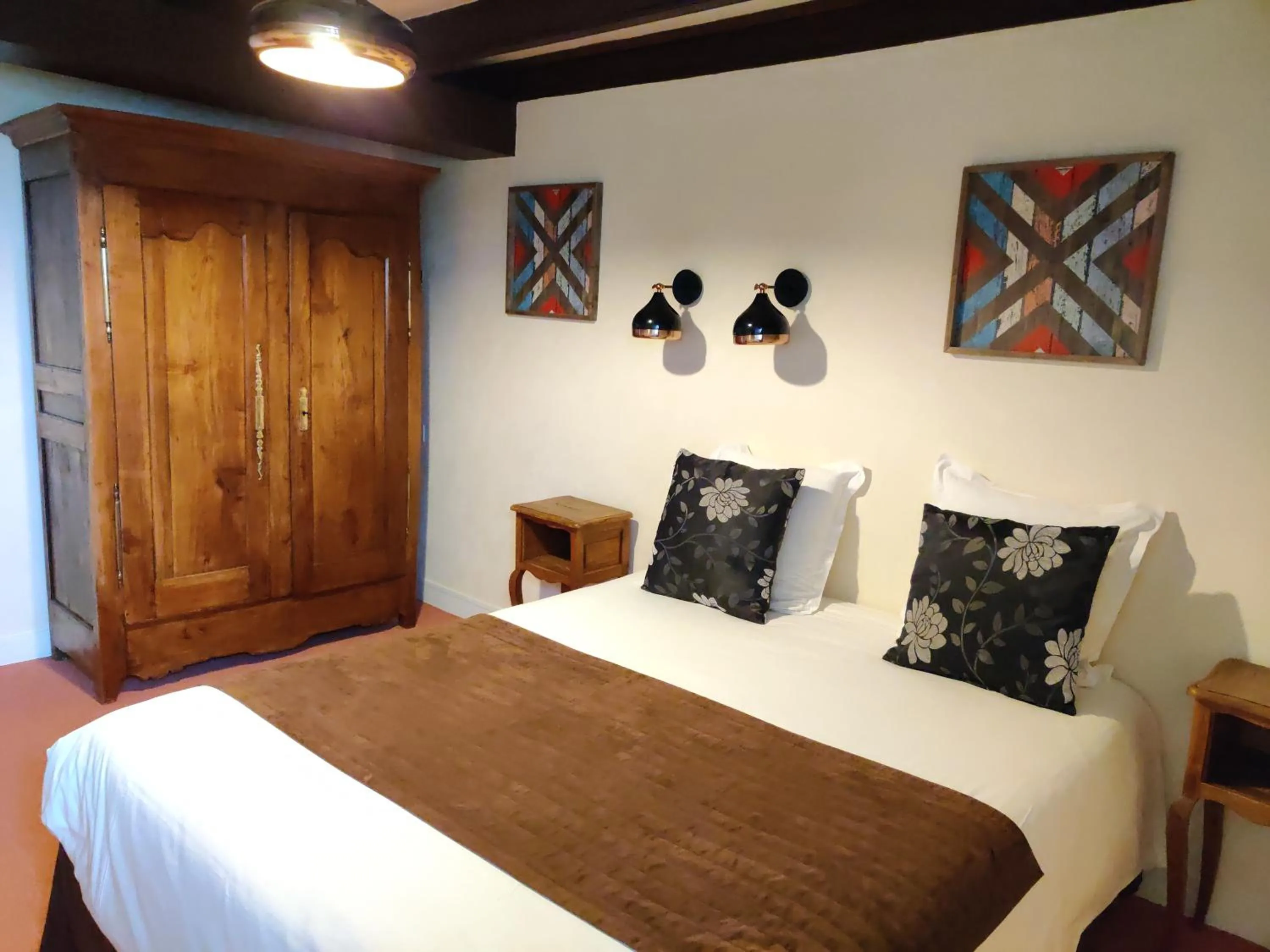 Bed in Hotel Du Tertre