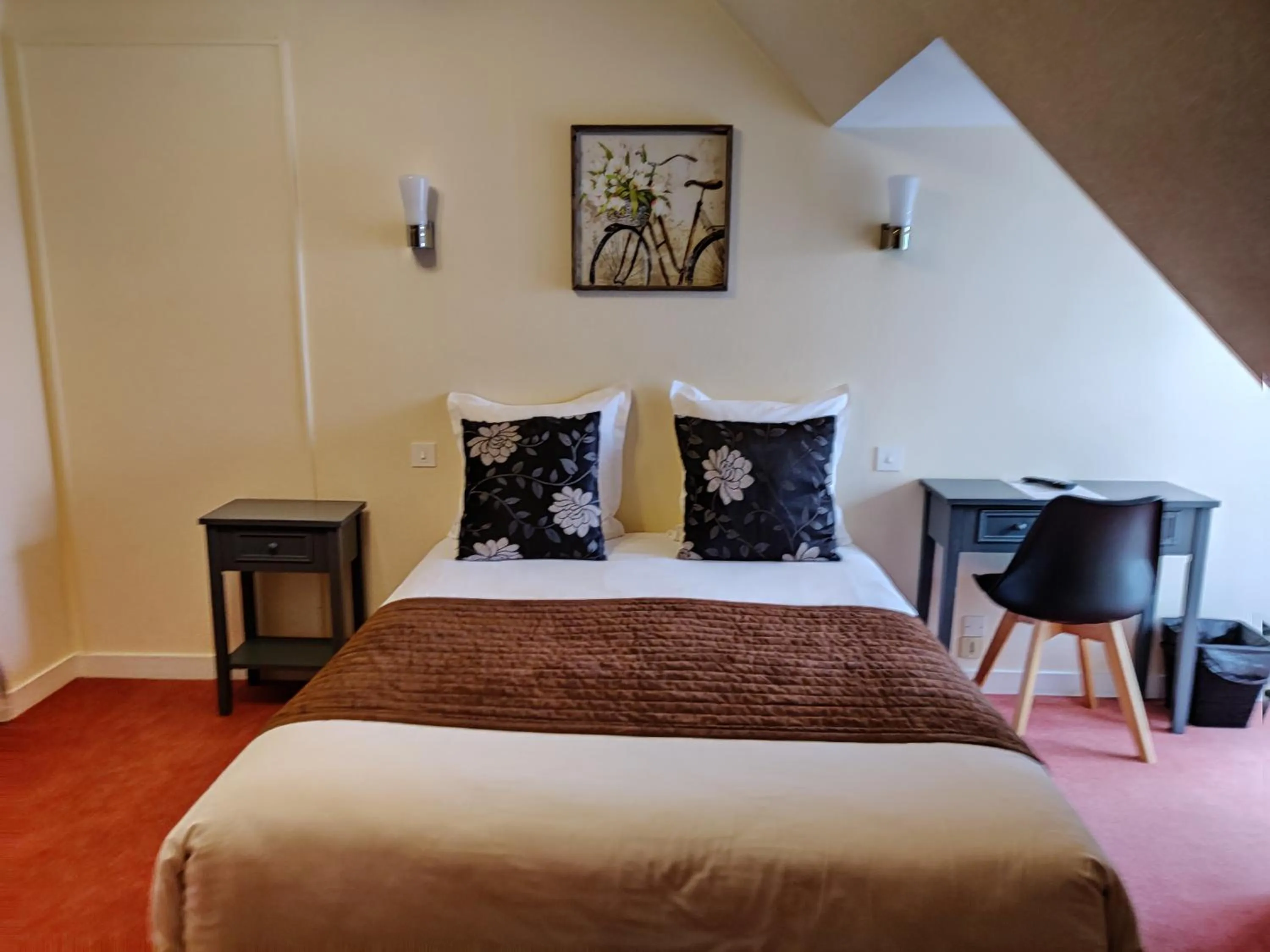 Bed in Hotel Du Tertre