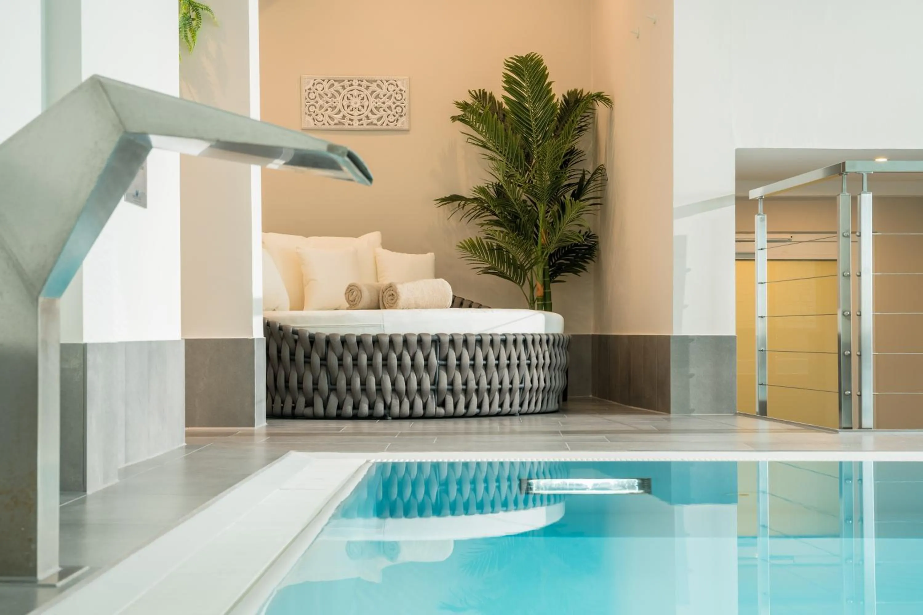 Swimming pool in Hotel Bellevue