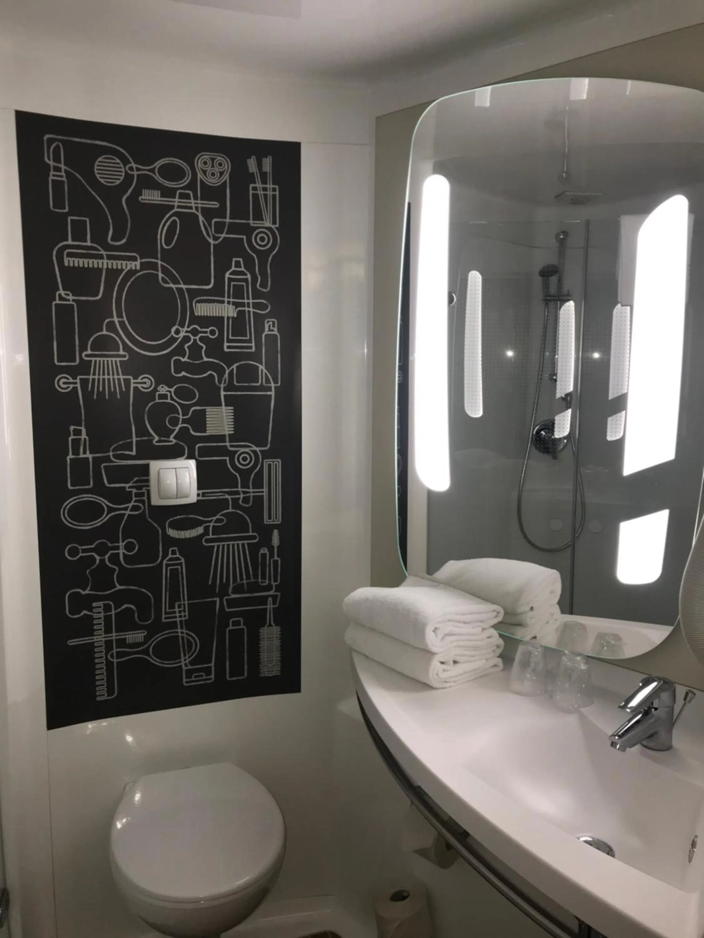 Bathroom in ibis Lyon Caluire Cité Internationale