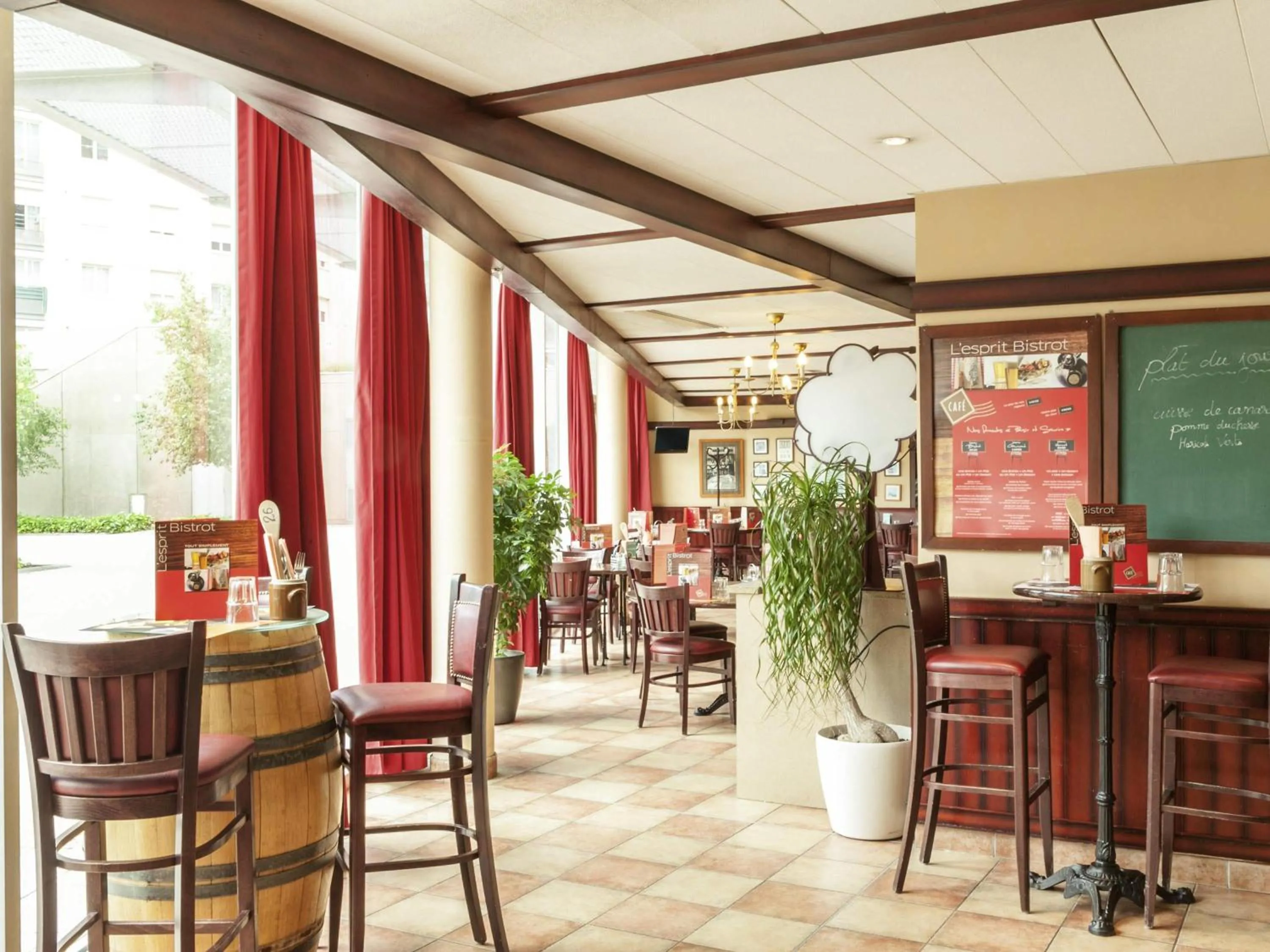 Lounge or bar in ibis Lyon Caluire Cité Internationale