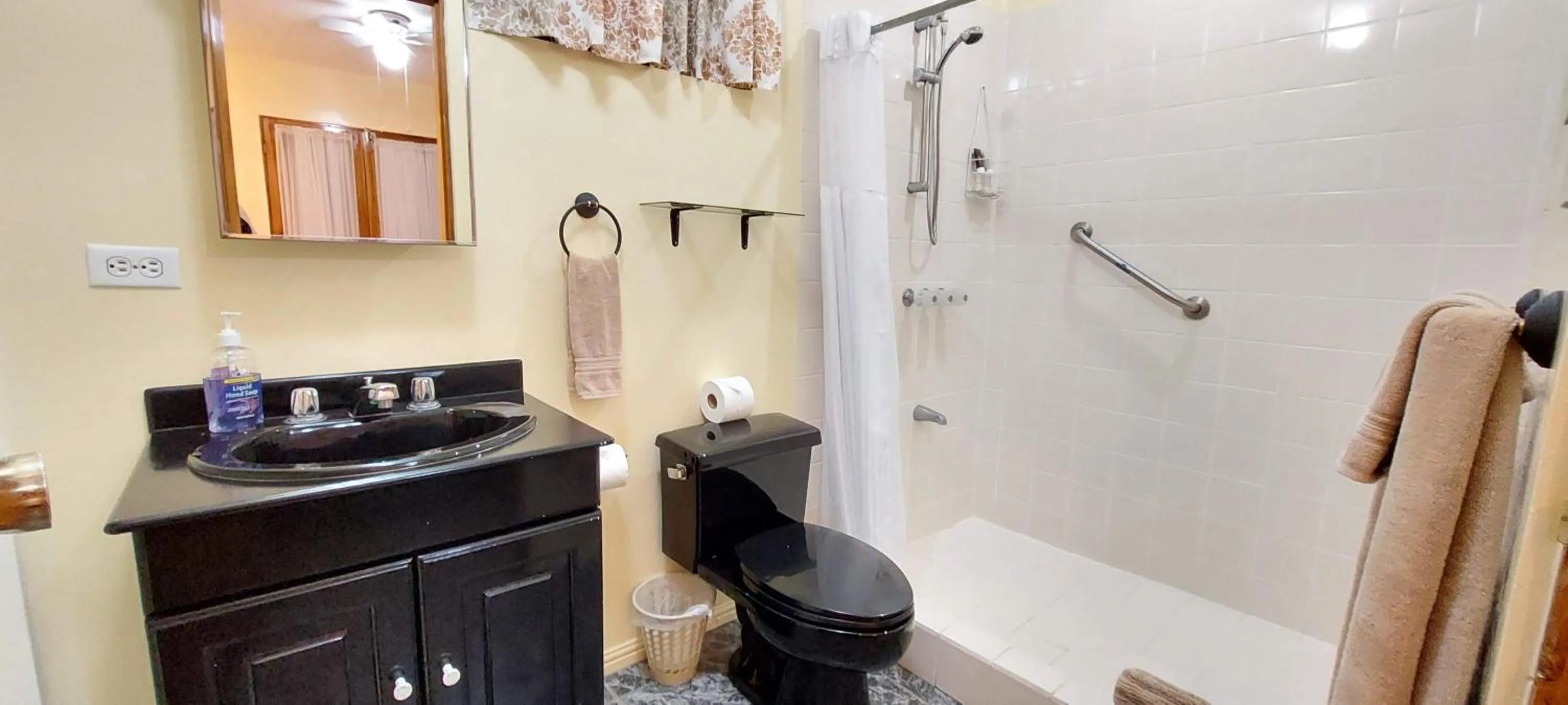 Bathroom in Vista Canyon Inn