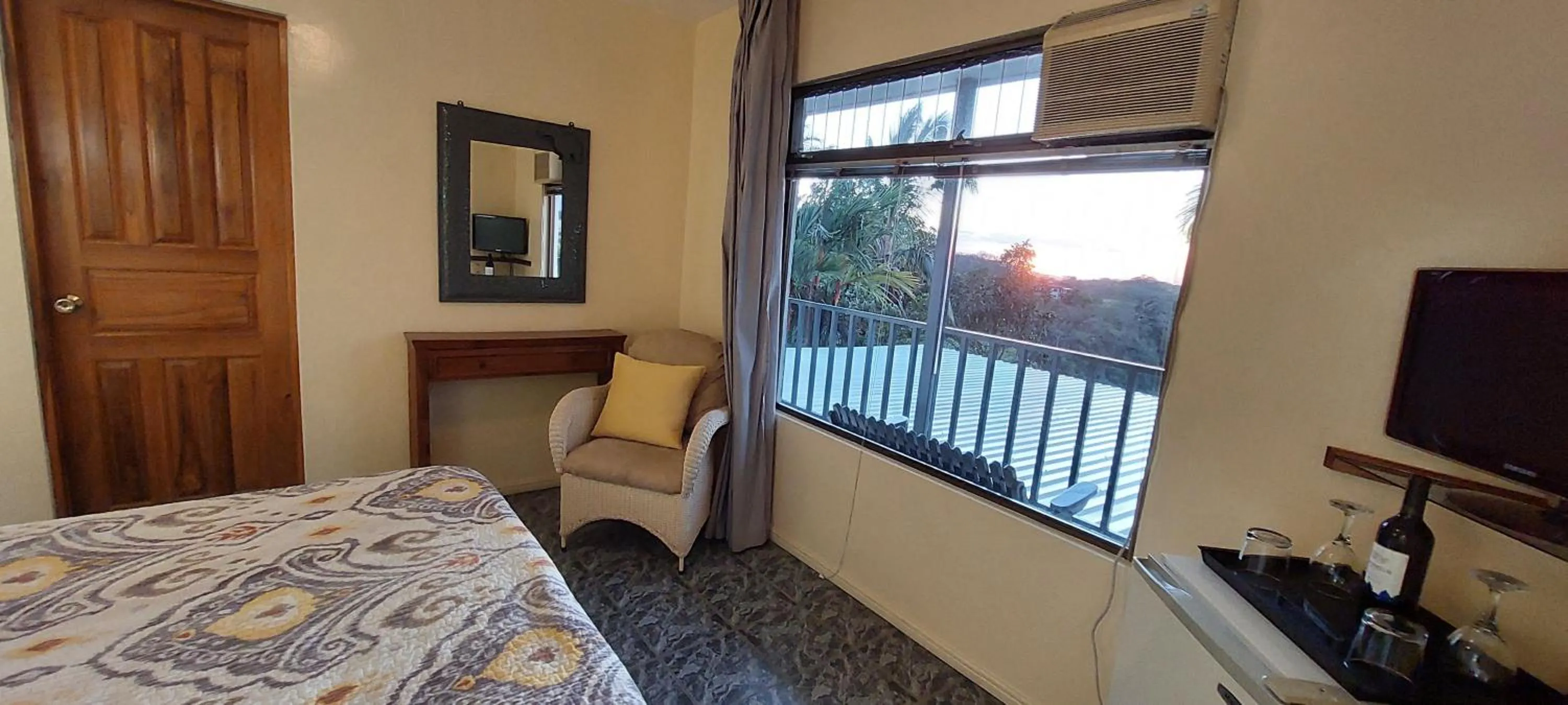 Landmark view, Bed in Vista Canyon Inn