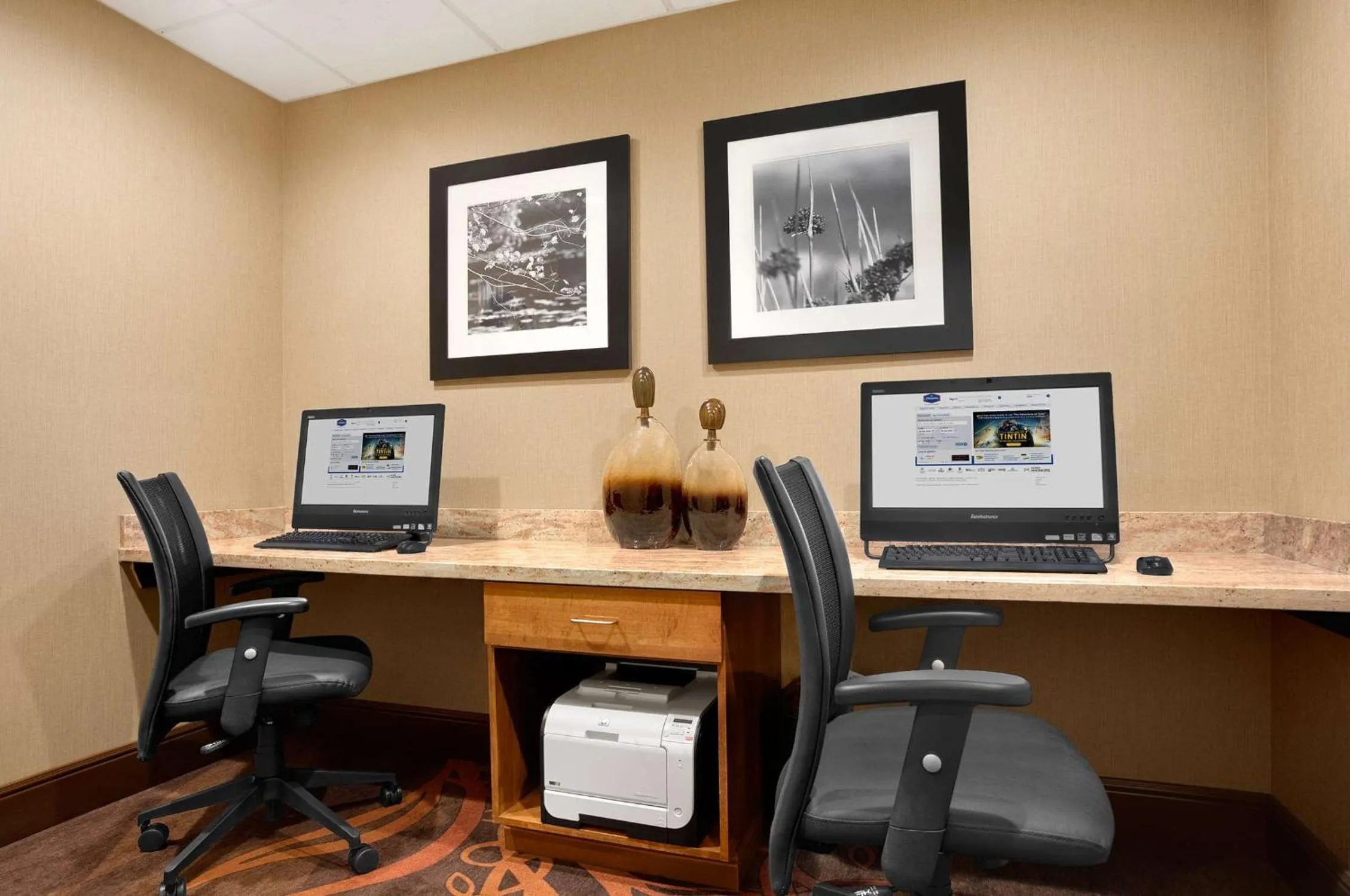 Business facilities in Hampton Inn Magnolia