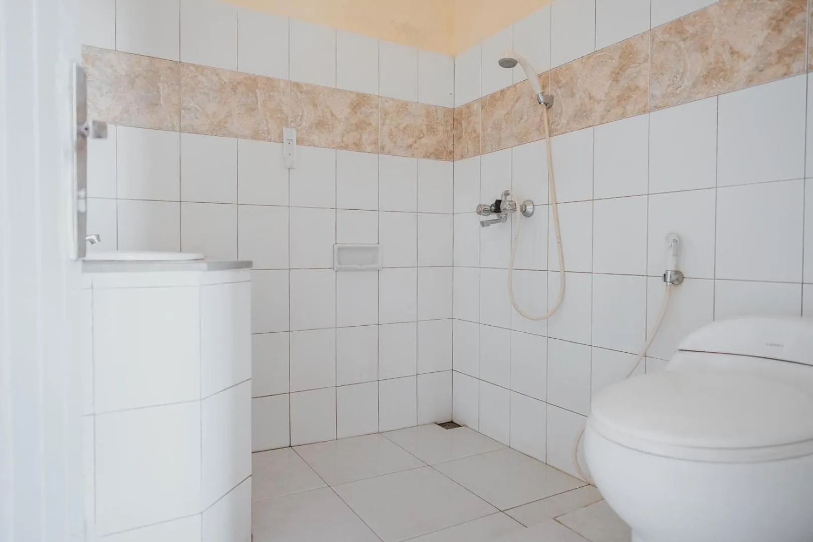 Bathroom in RedDoorz Syariah near RSUD Kolonel Abundjani Bangko