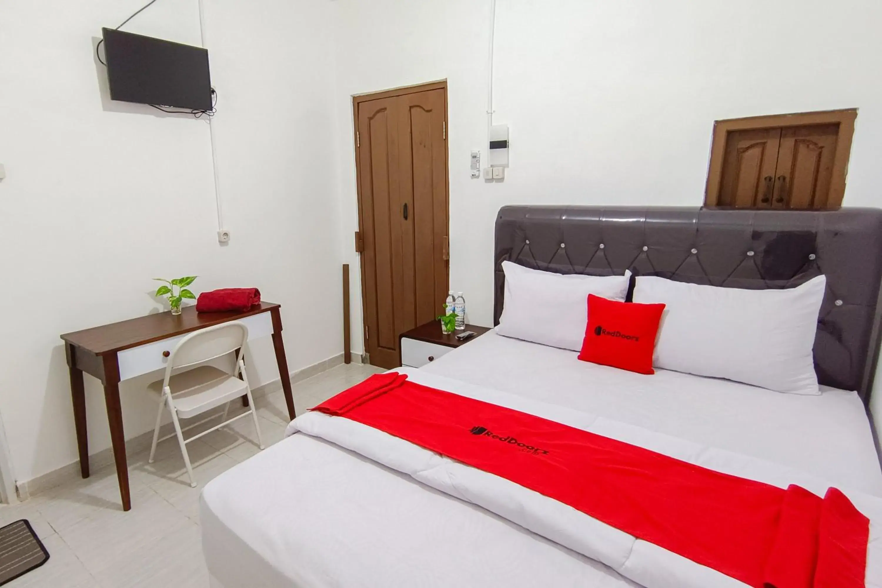 Standard Double Room in RedDoorz at Kubu Selem Lampung Standard Double Room in RedDoorz at Kubu Selem Lampung