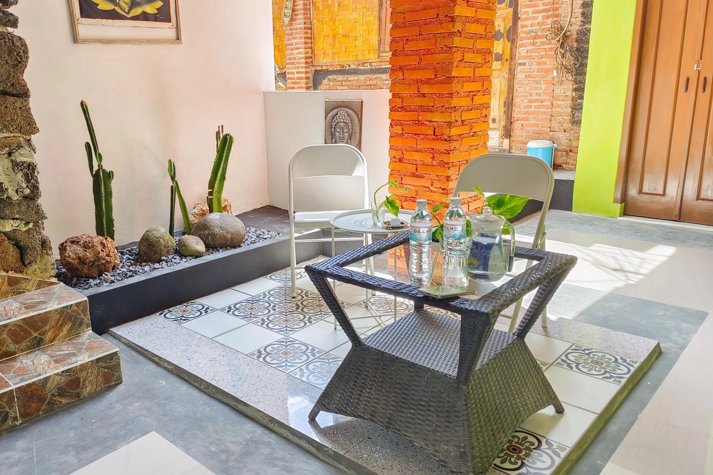 Seating area in RedDoorz at Kubu Selem Lampung