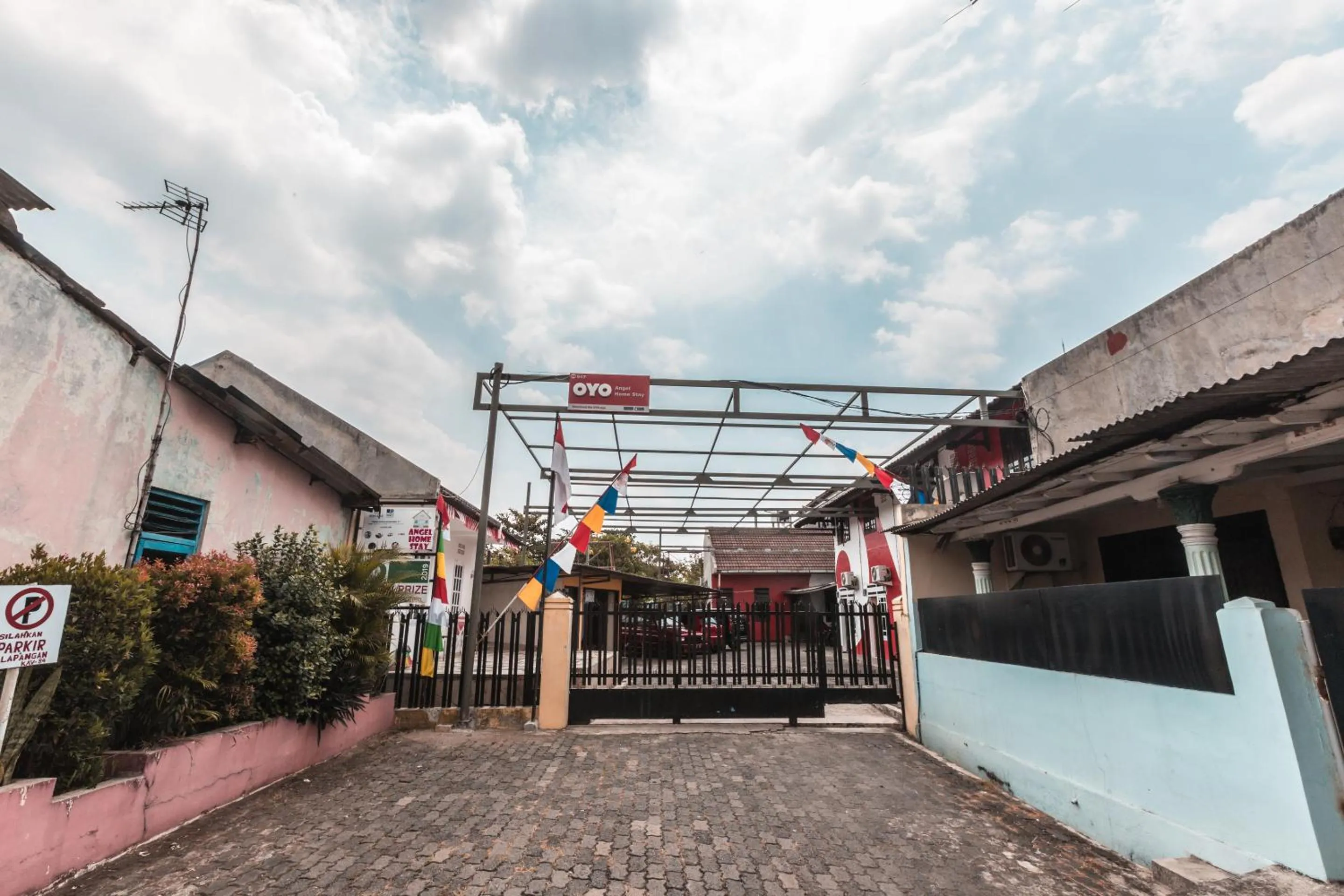 Property building in OYO 947 Angel Home Stay Syariah Near Atrium Pondok Gede, Museum Monumen Pancasila, Taman Mini