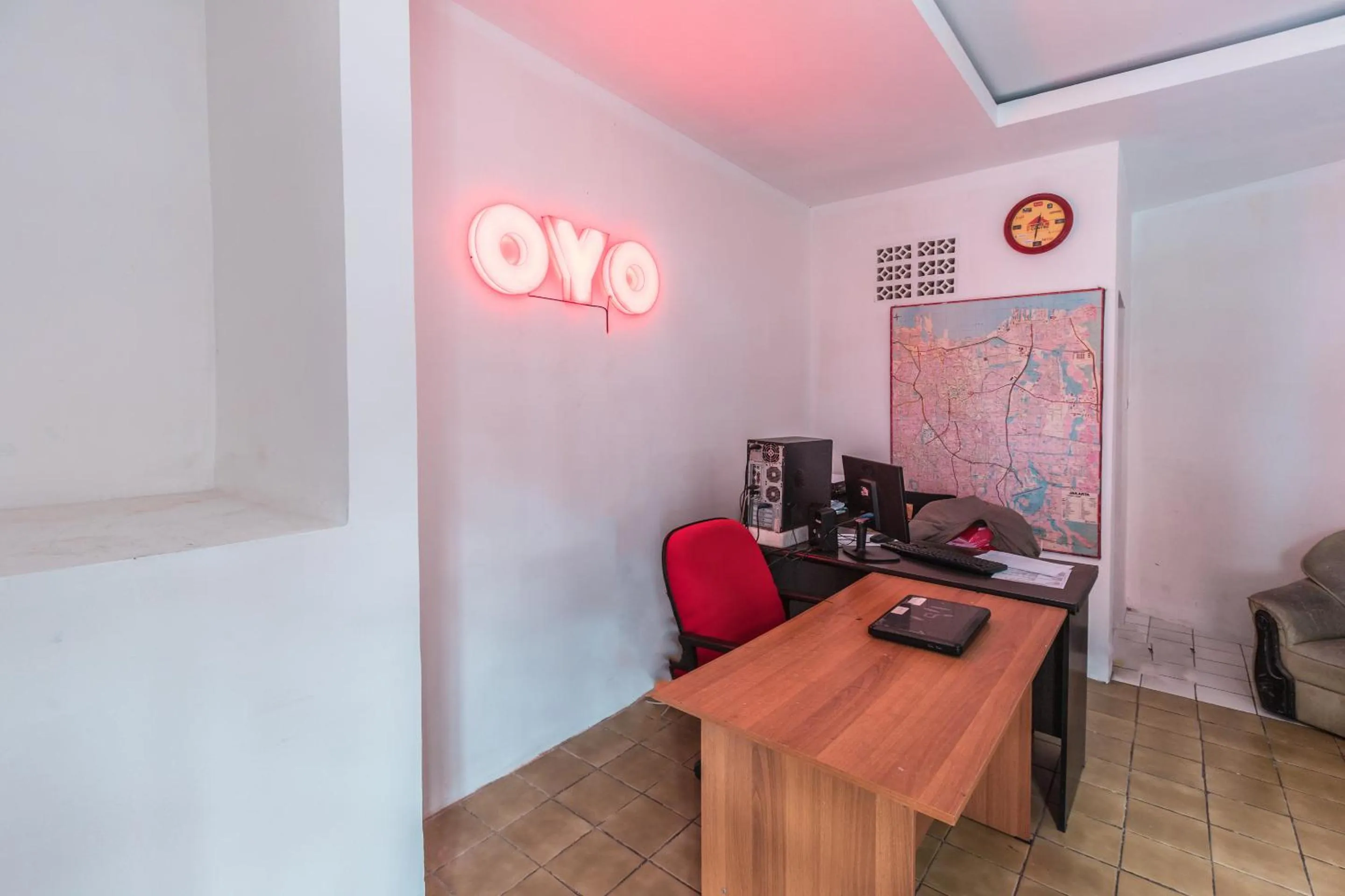 Lobby or reception in OYO 947 Angel Home Stay Syariah Near Atrium Pondok Gede, Museum Monumen Pancasila, Taman Mini