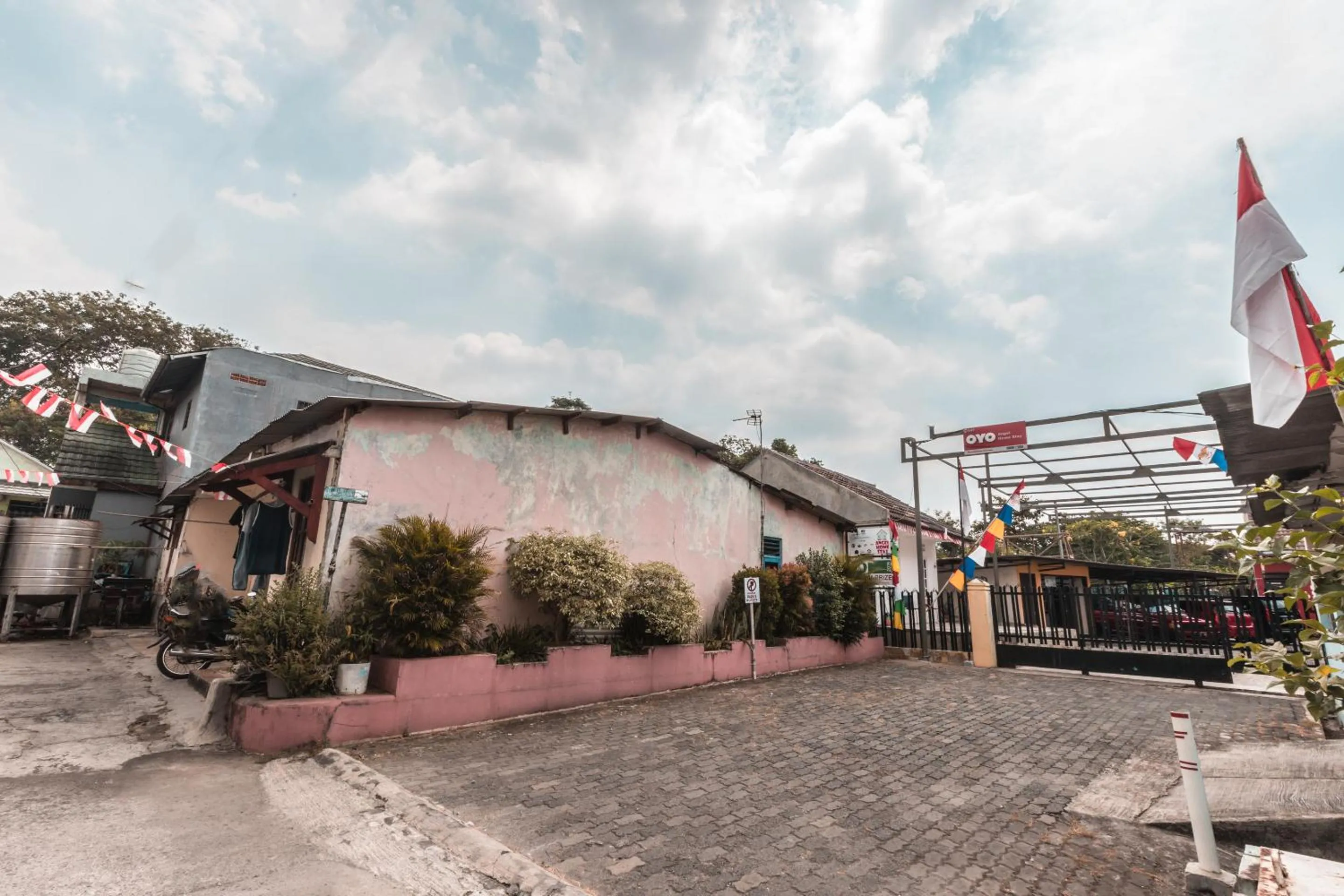 Property building in OYO 947 Angel Home Stay Syariah Near Atrium Pondok Gede, Museum Monumen Pancasila, Taman Mini