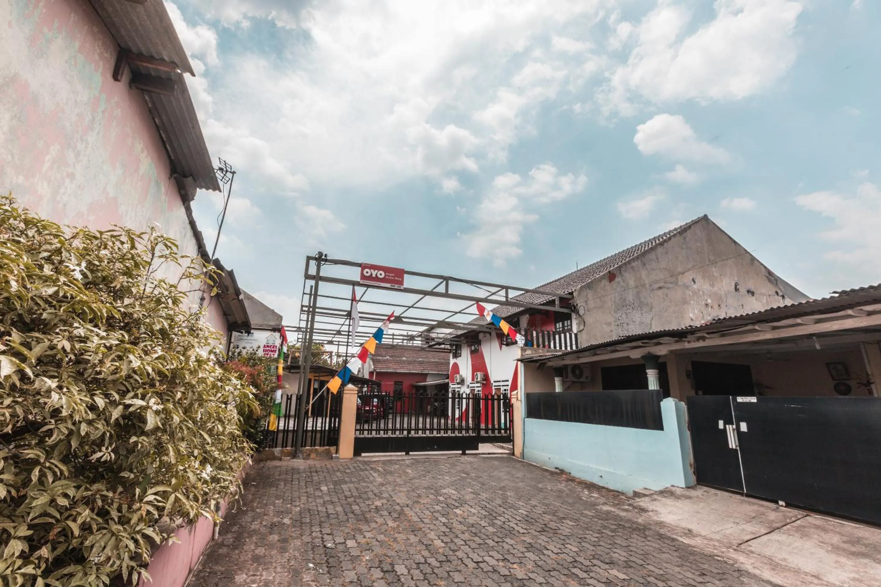 Property building in OYO 947 Angel Home Stay Syariah Near Atrium Pondok Gede, Museum Monumen Pancasila, Taman Mini