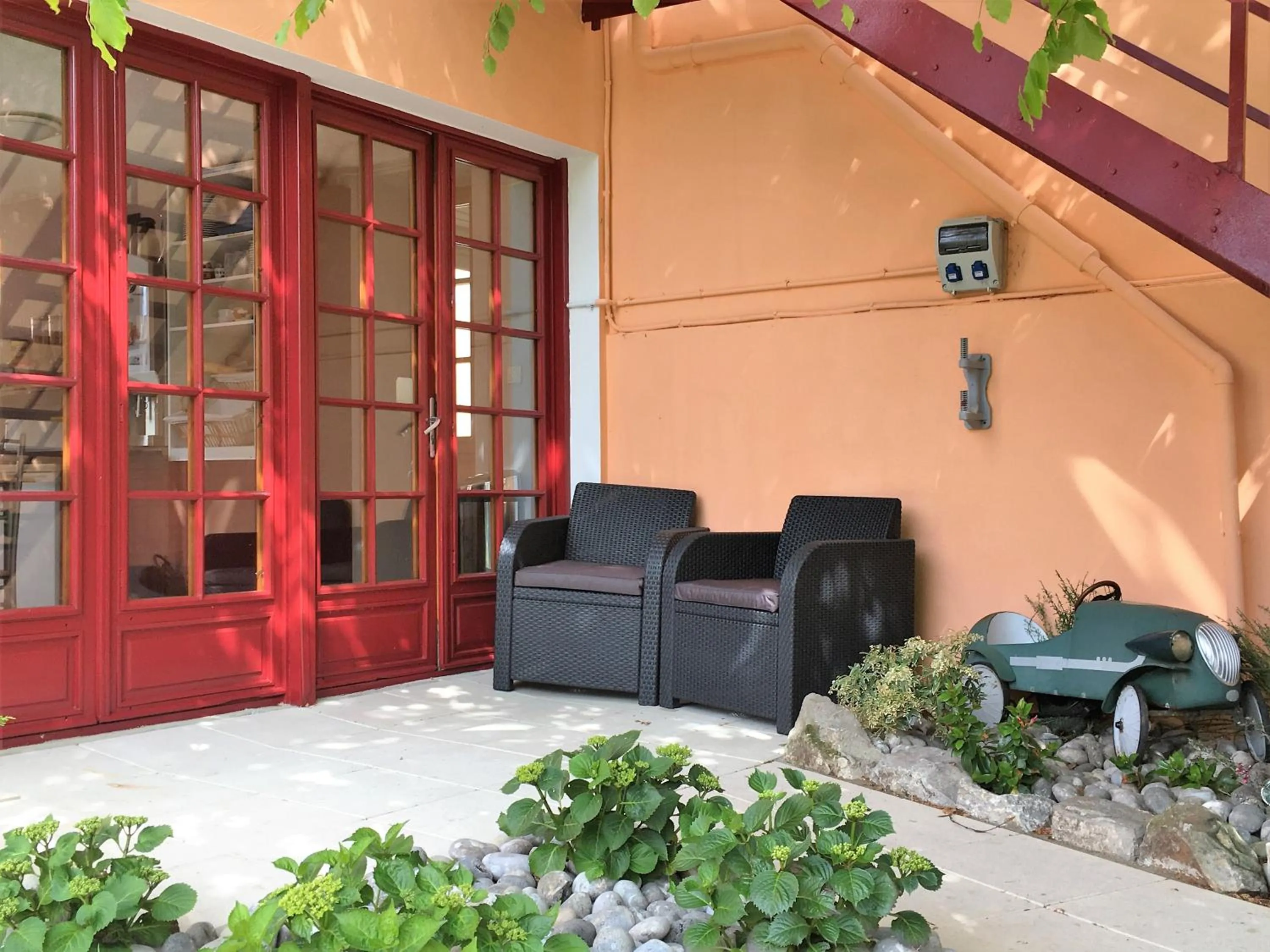 Patio in Hôtel et Appart 'hôtel Chez Gino ETAPLES-Le Touquet