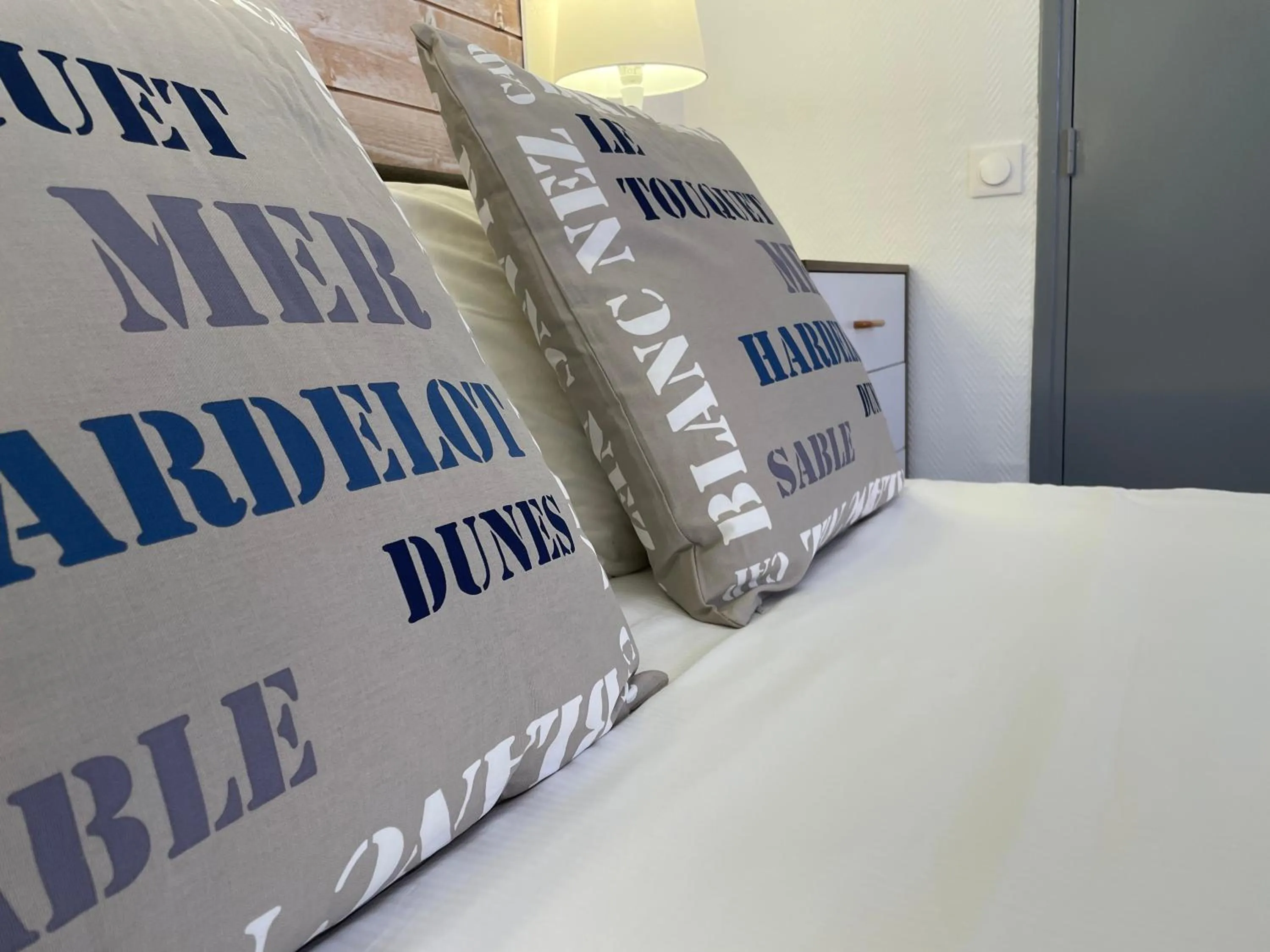 Decorative detail, Bed in Hôtel et Appart 'hôtel Chez Gino ETAPLES-Le Touquet