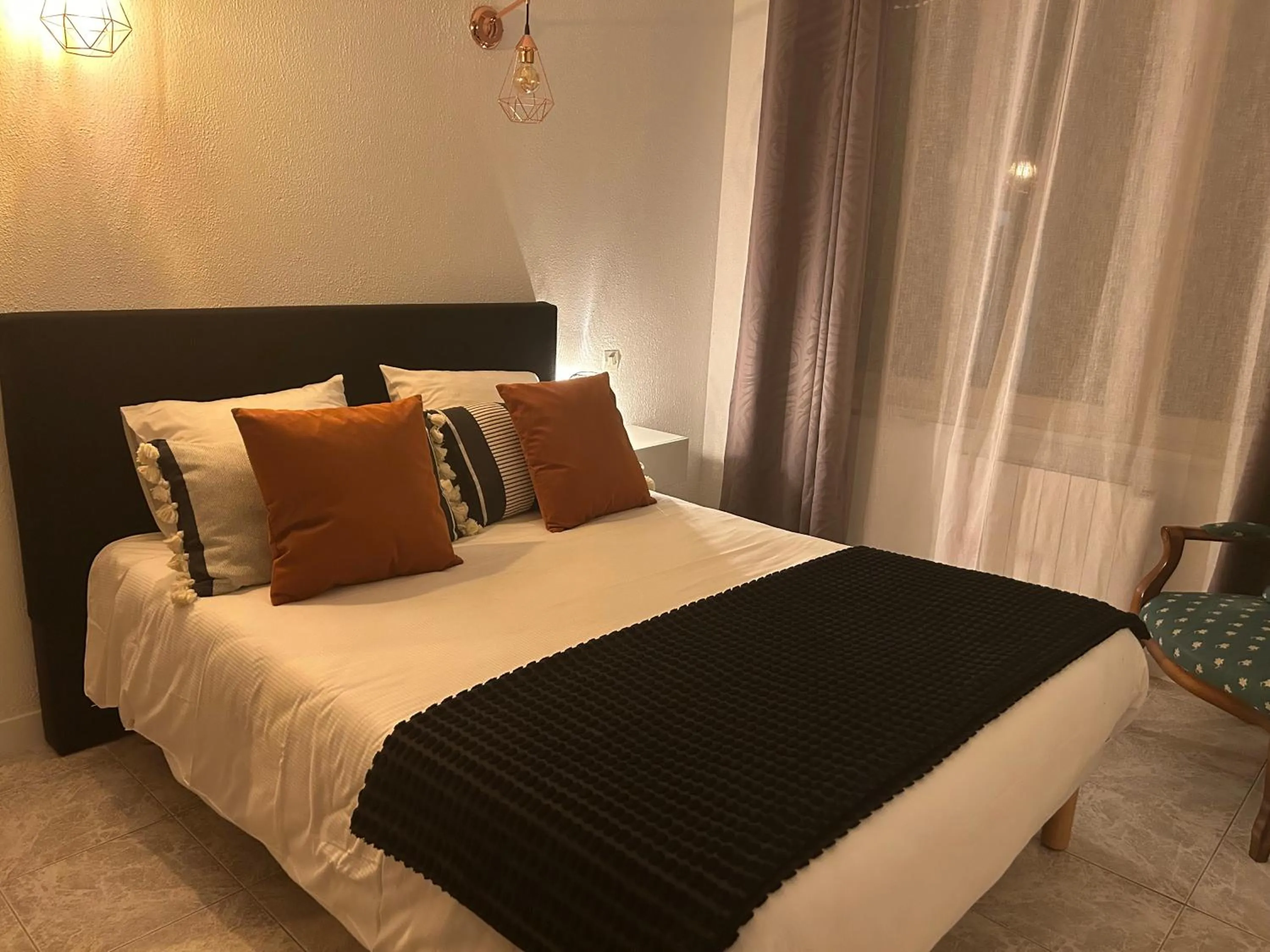 Photo of the whole room, Bed in Hôtel et Appart 'hôtel Chez Gino ETAPLES-Le Touquet