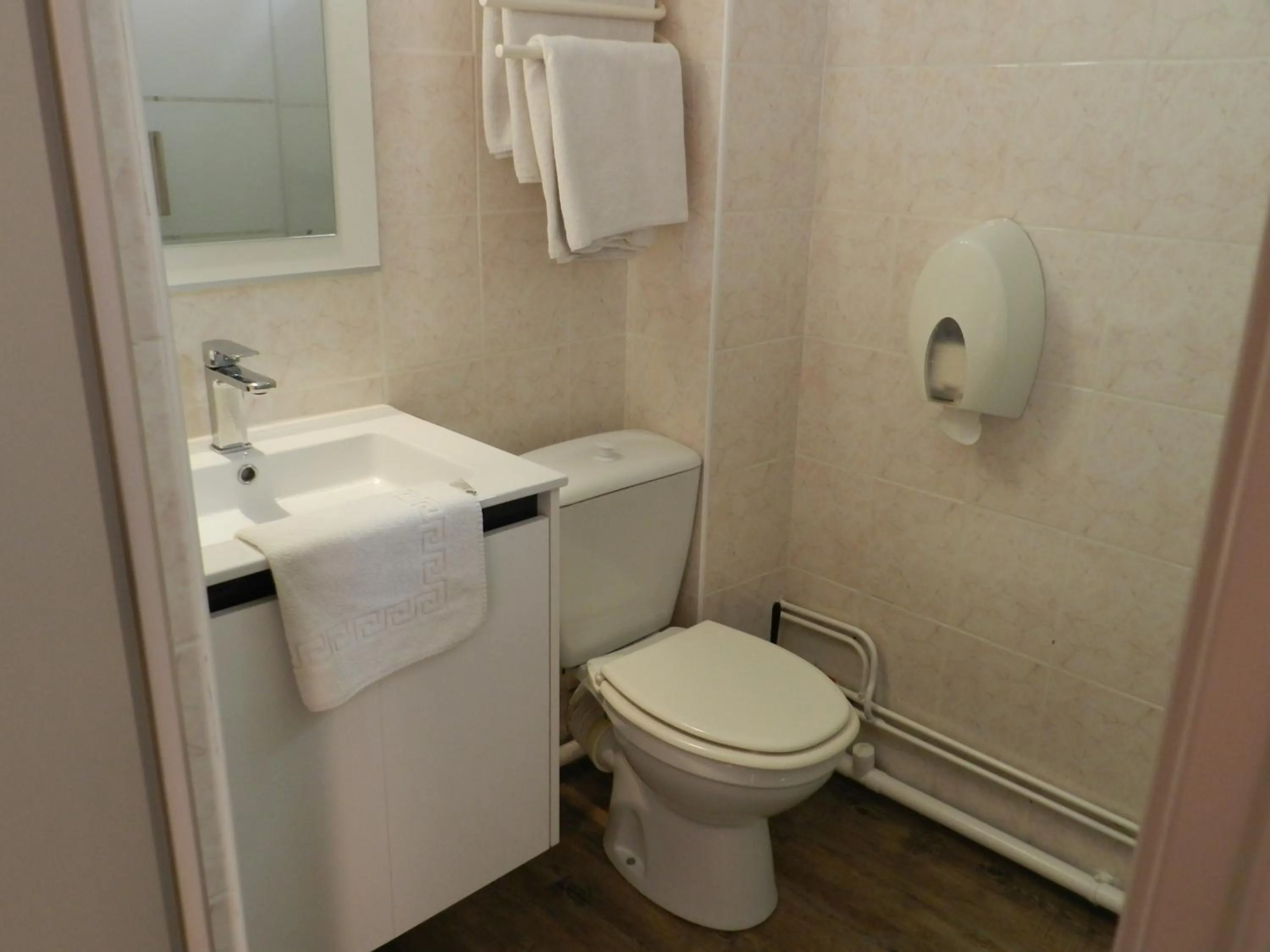 Photo of the whole room in Hôtel et Appart 'hôtel Chez Gino ETAPLES-Le Touquet