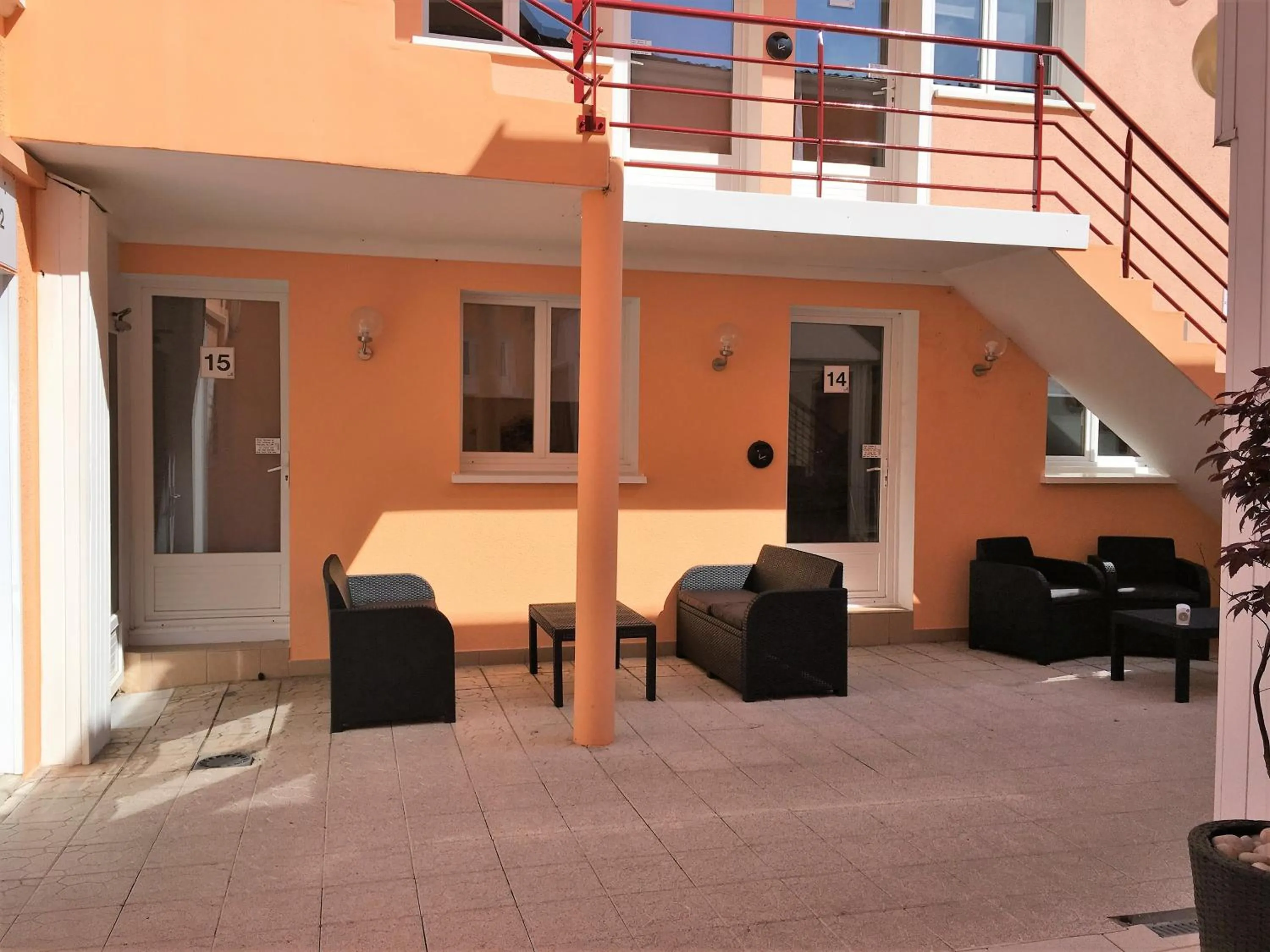 Patio in Hôtel et Appart 'hôtel Chez Gino ETAPLES-Le Touquet