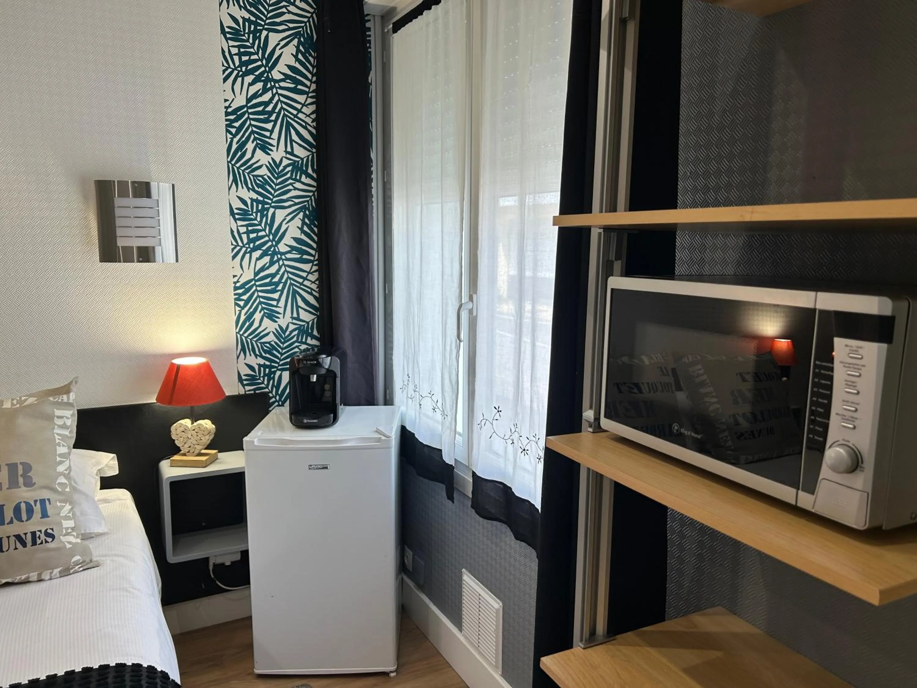 minibar in Hôtel et Appart 'hôtel Chez Gino ETAPLES-Le Touquet