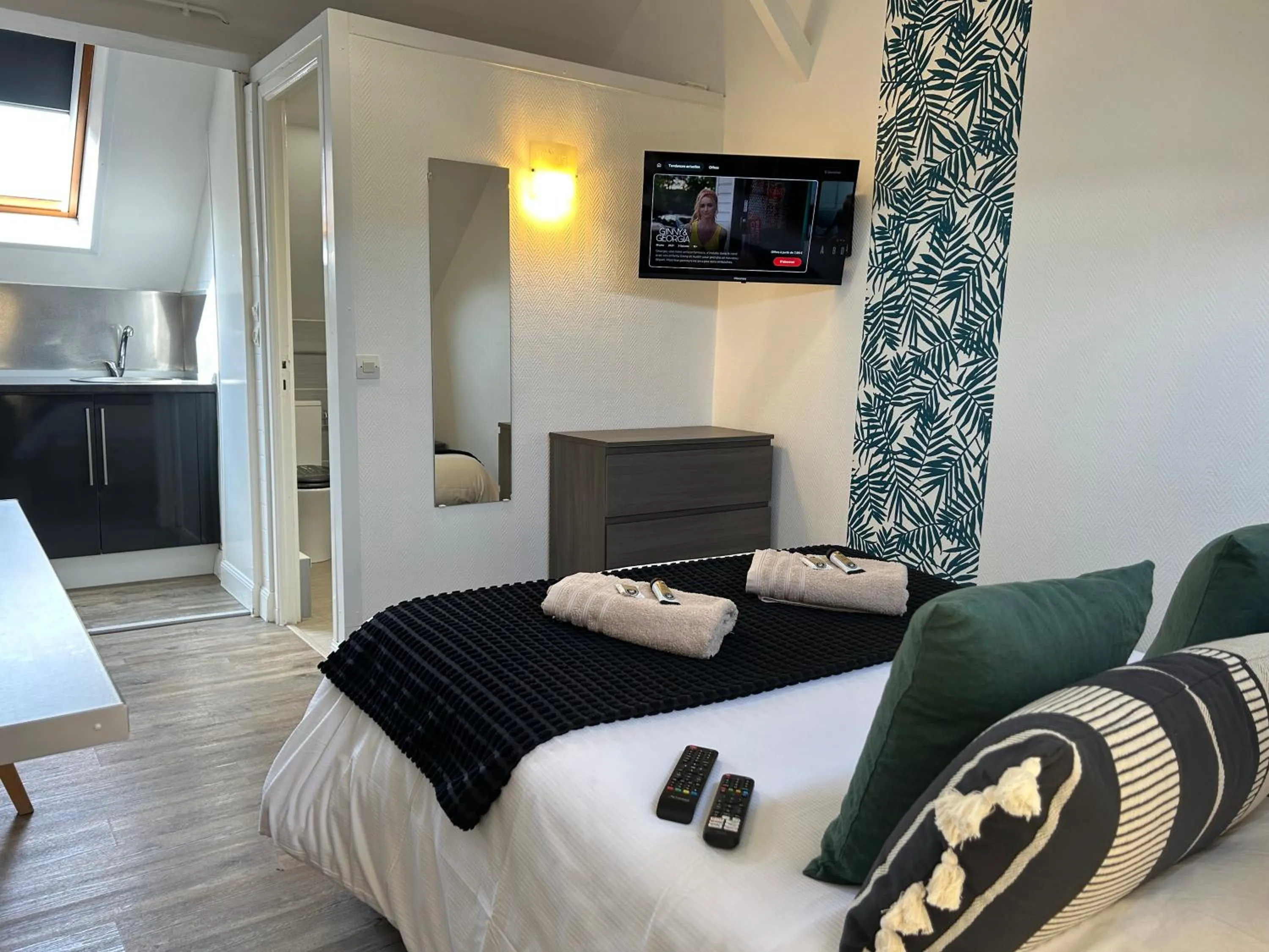 Photo of the whole room, Bed in Hôtel et Appart 'hôtel Chez Gino ETAPLES-Le Touquet