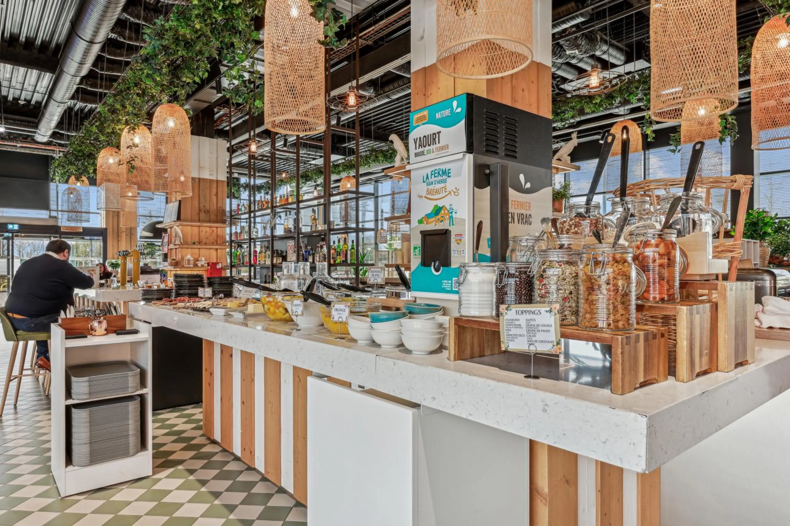 Restaurant/places to eat in Mercure Paris Orly Airport