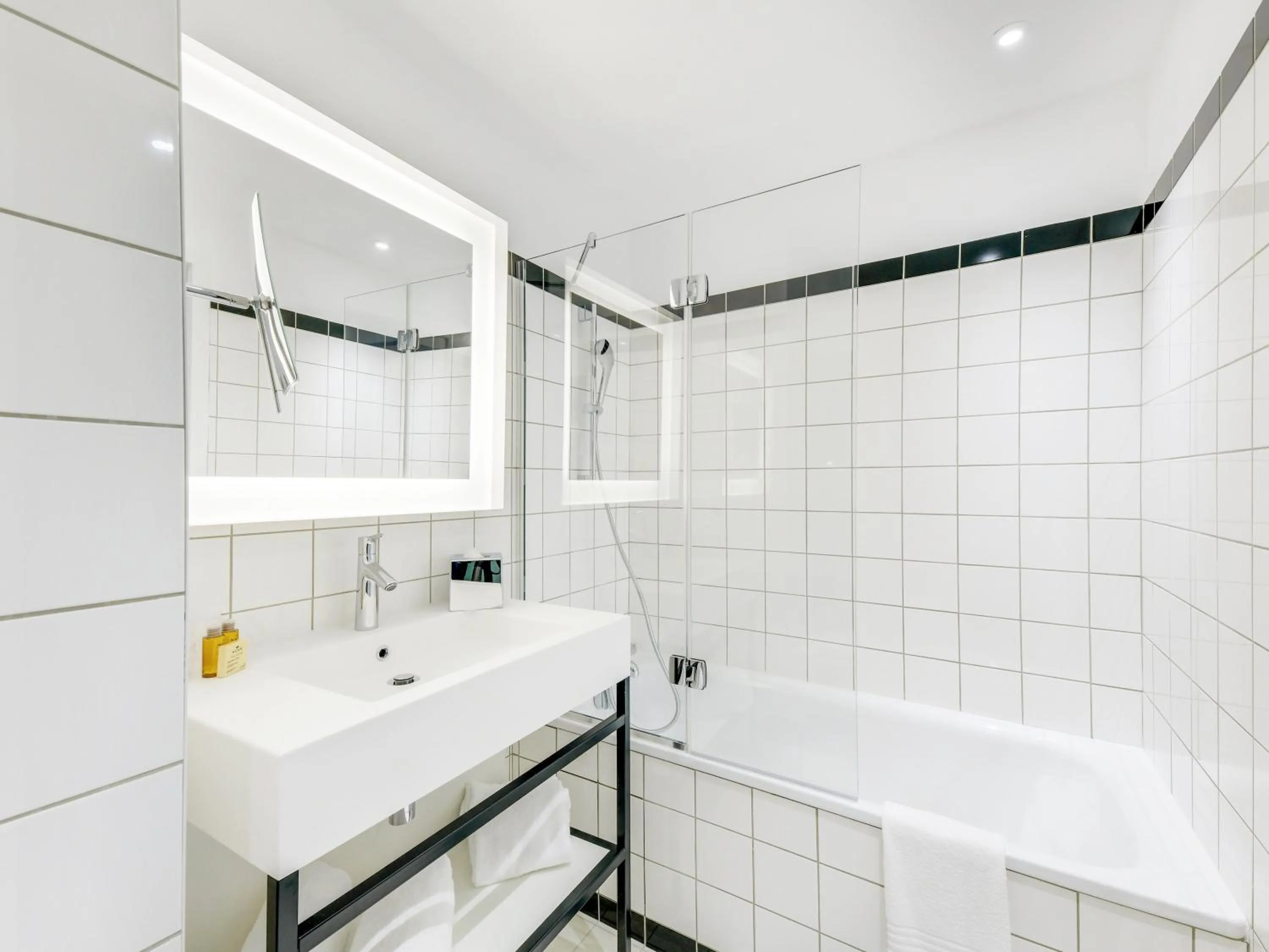 Bathroom in Mercure Paris Orly Airport