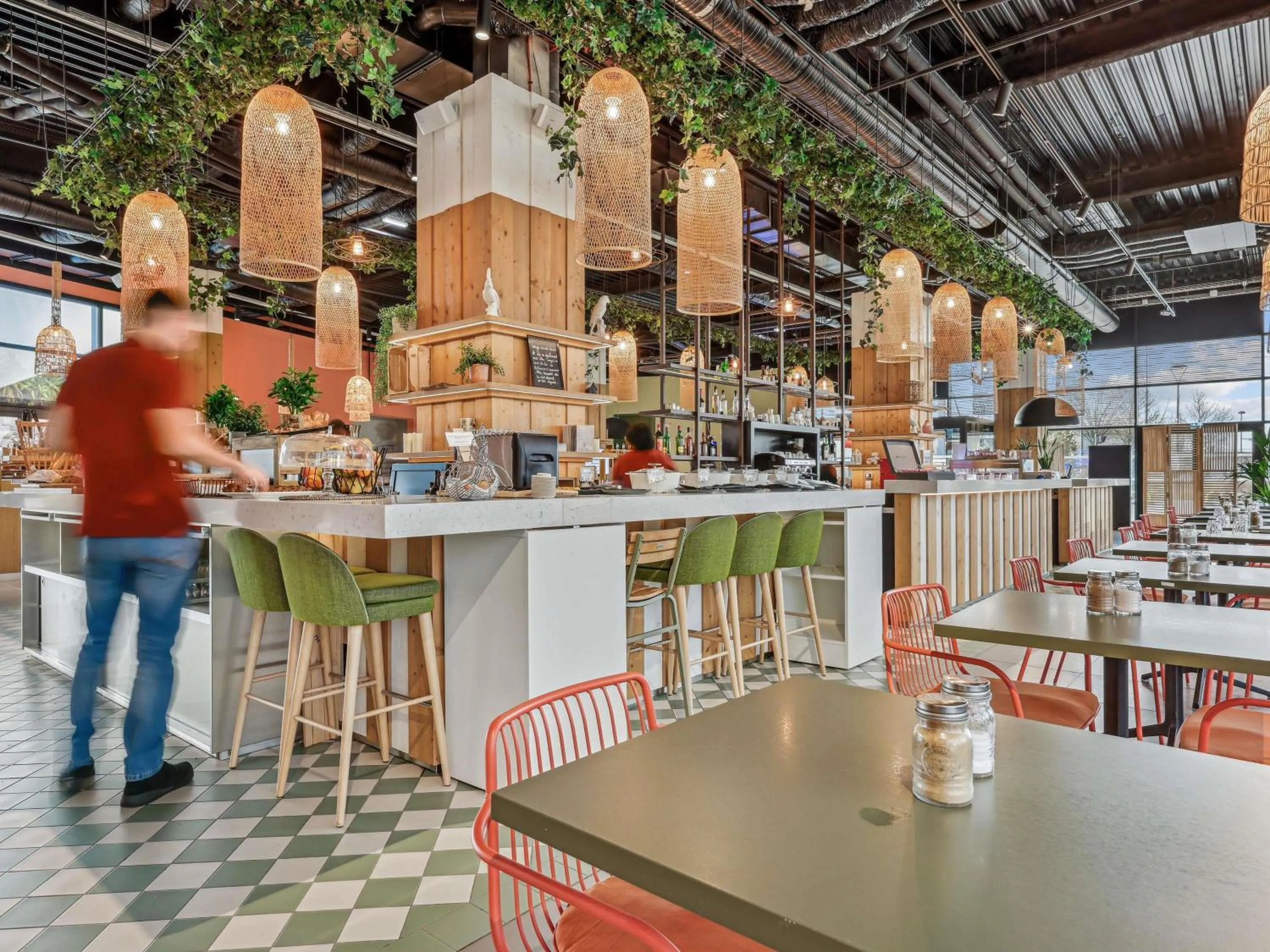 Restaurant/places to eat in Mercure Paris Orly Airport