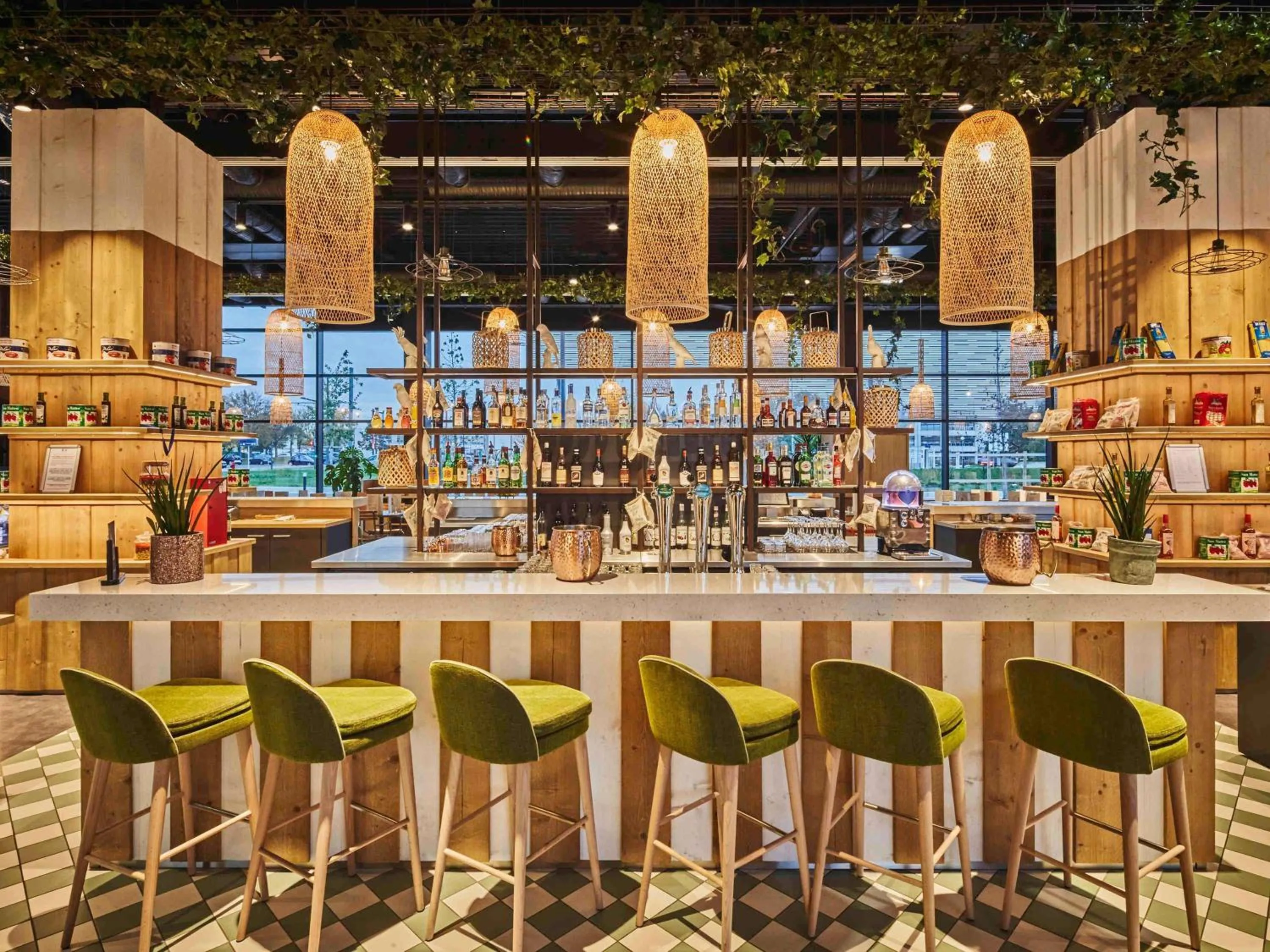 Lounge or bar in Mercure Paris Orly Airport