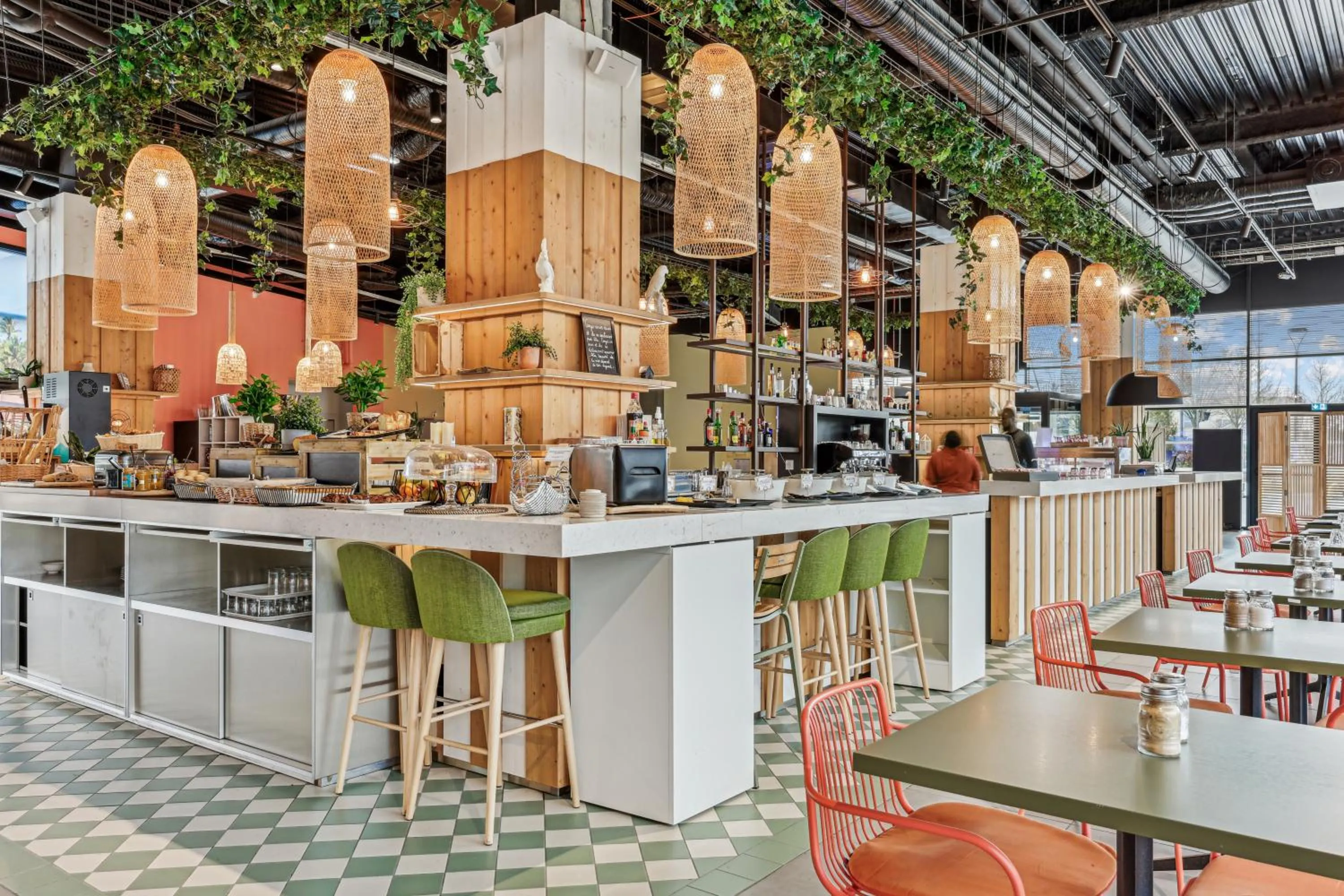 Restaurant/places to eat in Mercure Paris Orly Airport