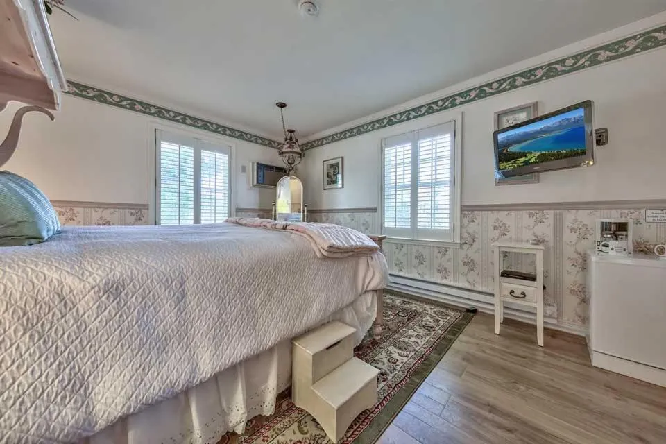 Queen Room with Garden View in Silver Maple Inn