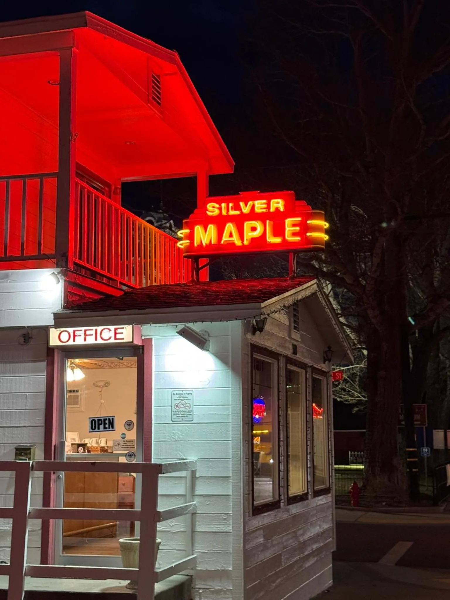 Facade/entrance in Silver Maple Inn
