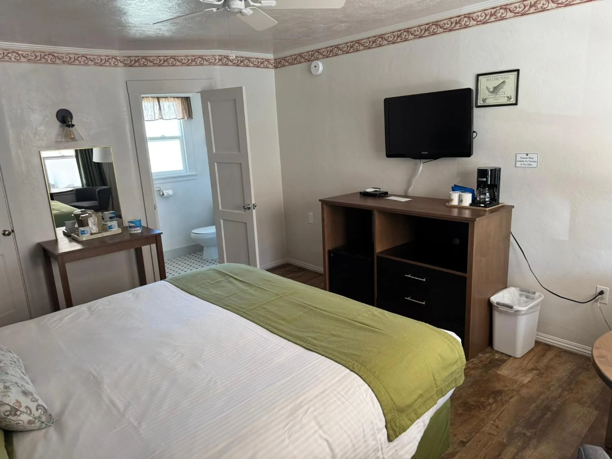 Photo of the whole room, Bed in Silver Maple Inn