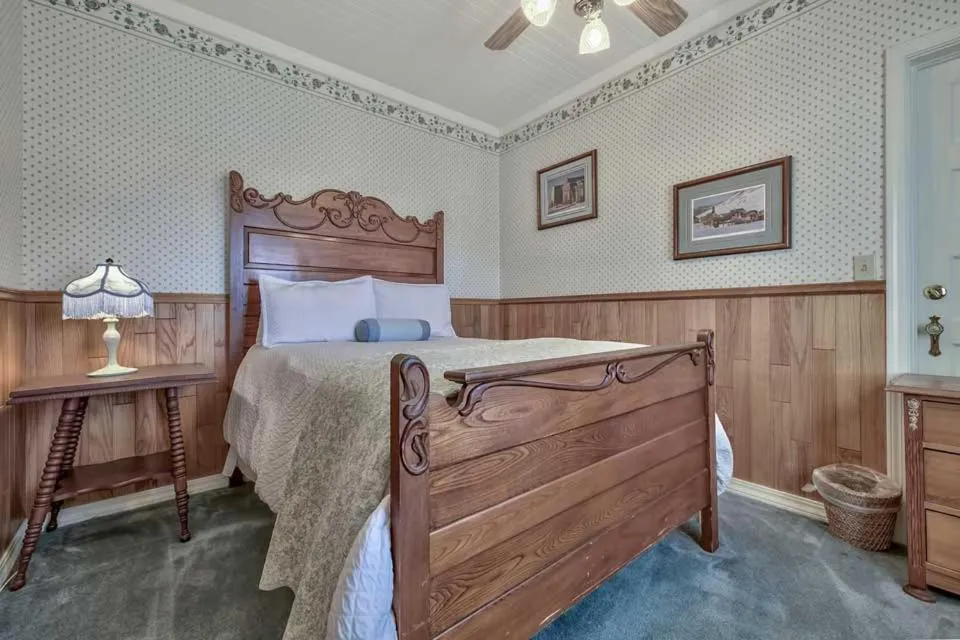 Deluxe Double Room with Balcony in Silver Maple Inn